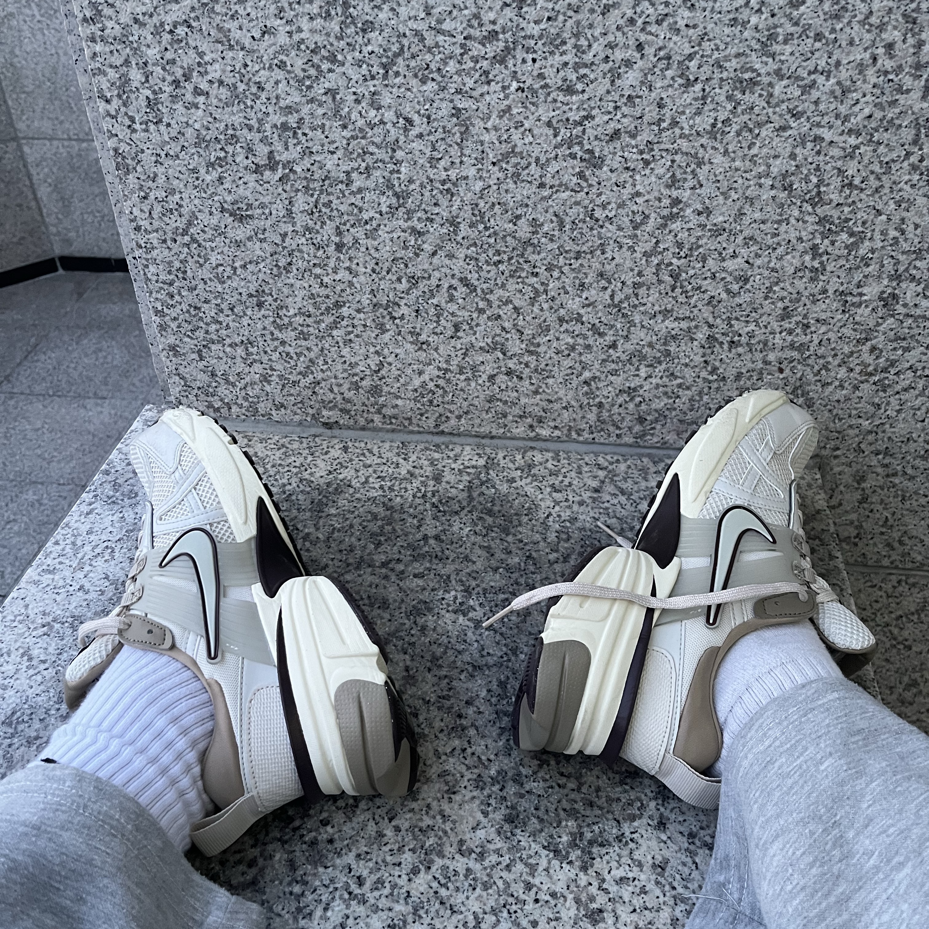Nike V2K Run Light Orewood Brown Khaki 착용 스타일 - 2