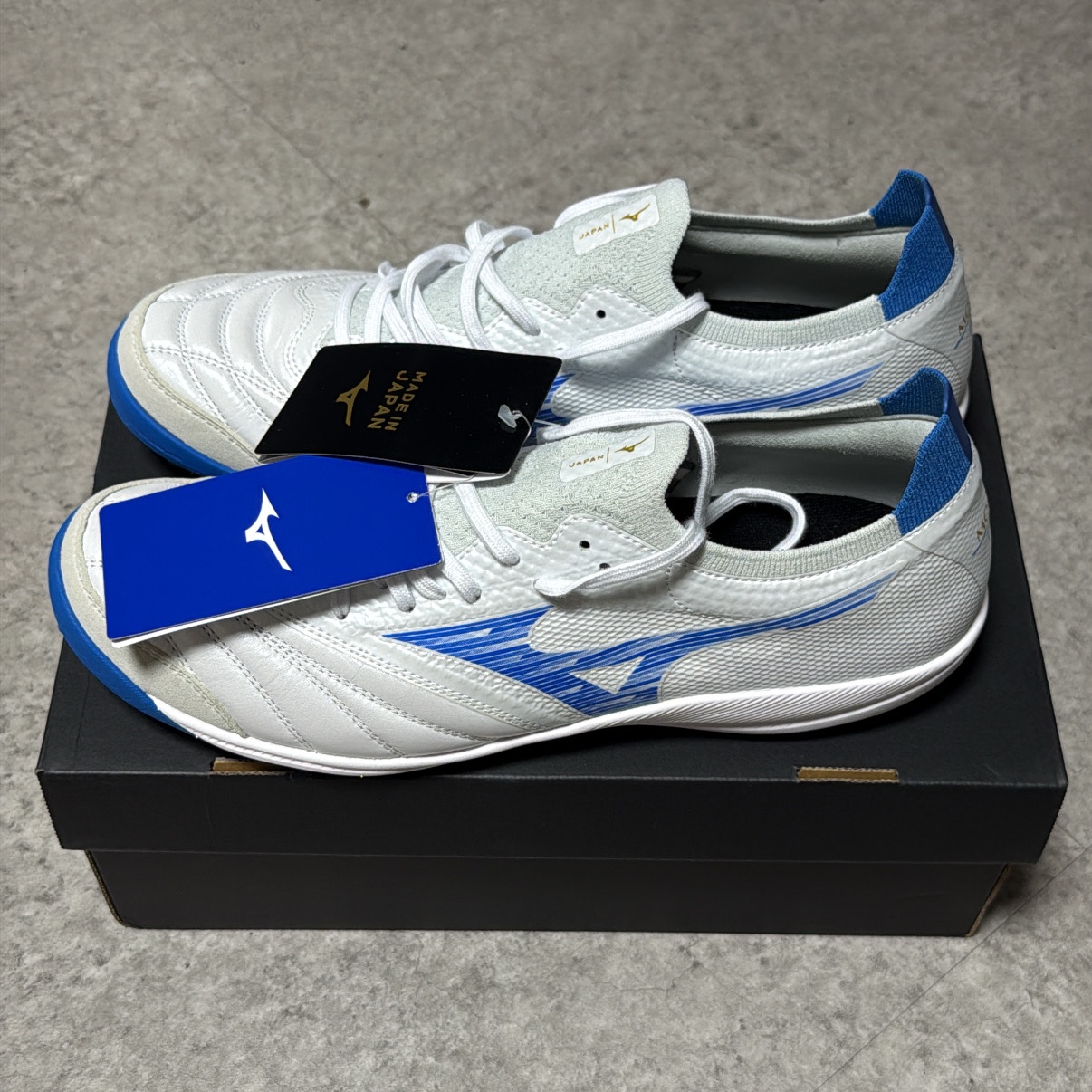 Mizuno Morelia Neo Sala Beta Japan TF Super White Pearl Laser Blue 착용 스타일