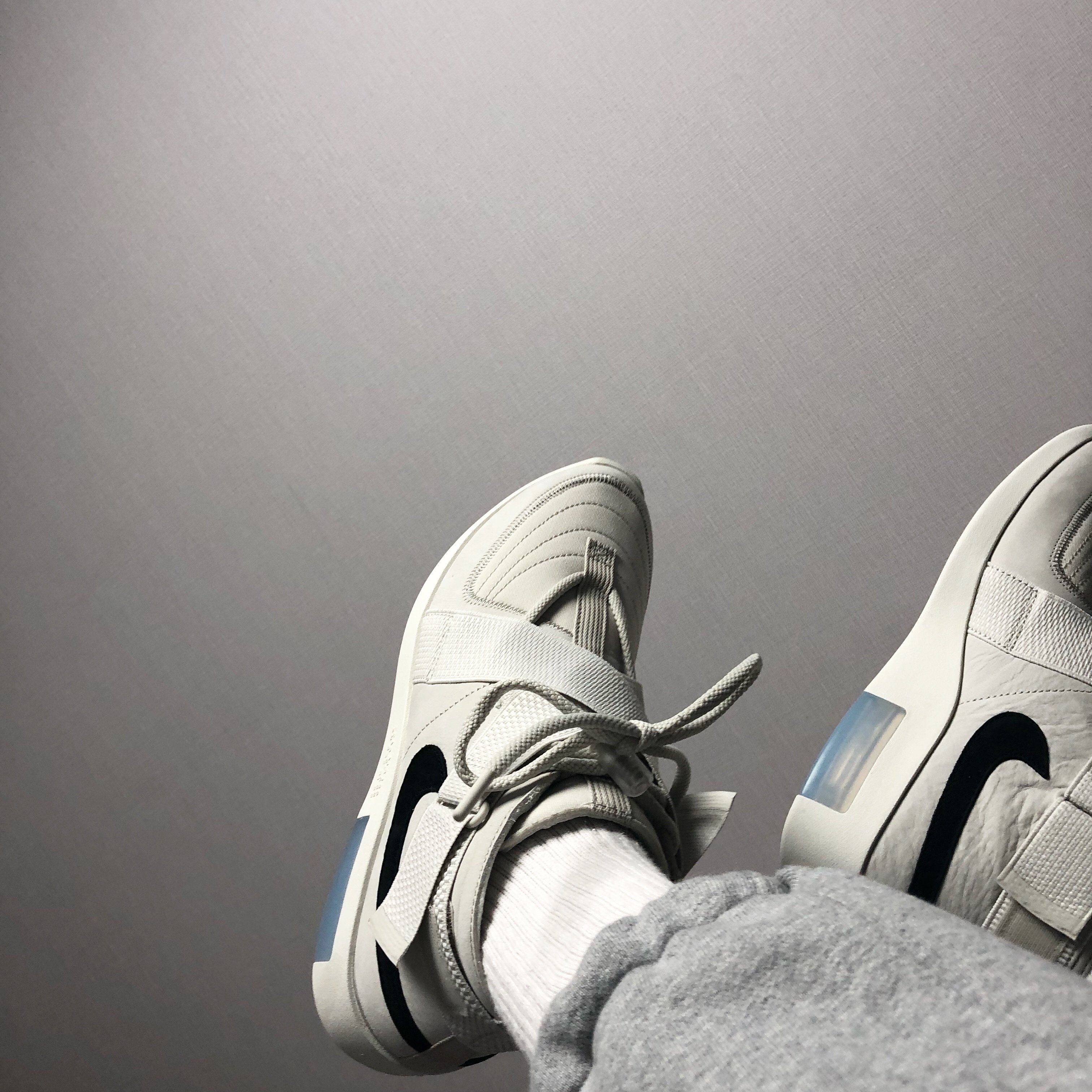 Nike x Fear of God Air Fear of God Raid Light Bone 착용 스타일