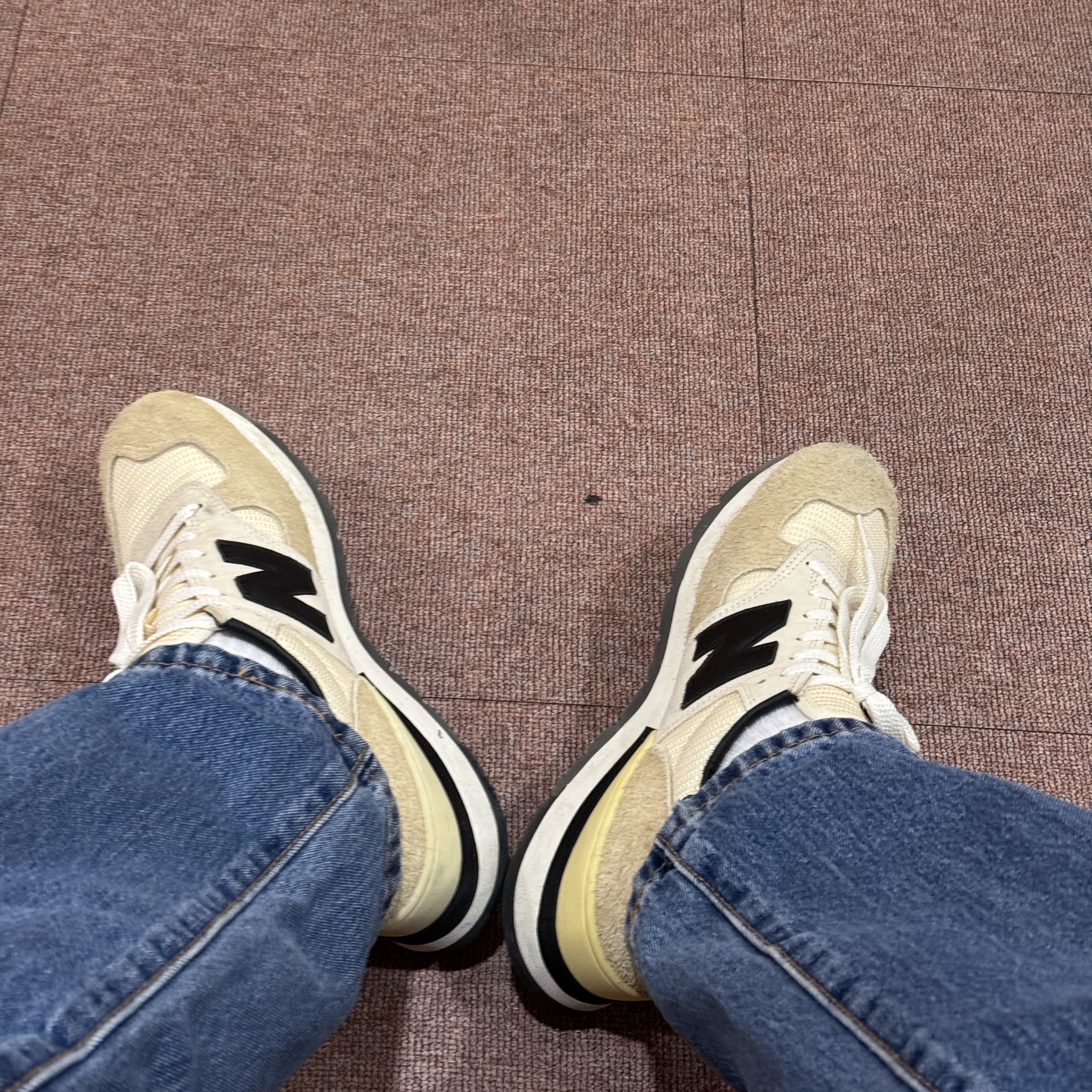 New Balance 990v1 Made in USA Incense Macadamia Nut 착용 스타일