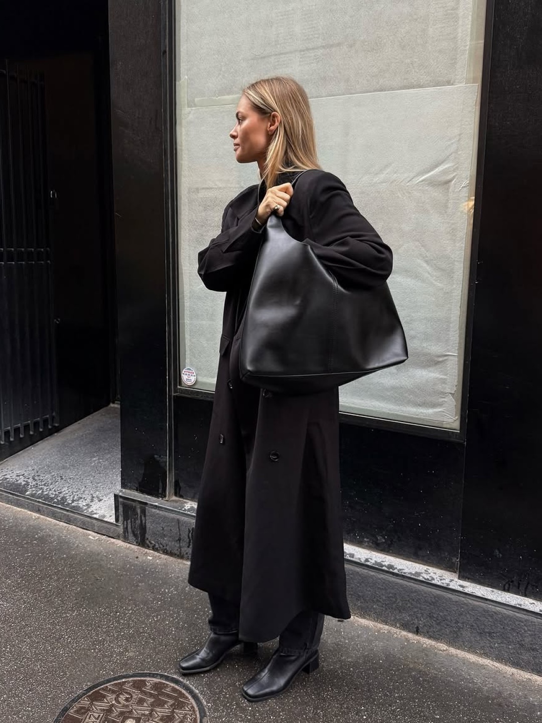 Matin Kim Embossed Logo Leather Maxi Bag in Khaki Brown, Miu Miu Aventure Nappa Leather Bag Briarwood 착용 스타일 - 4