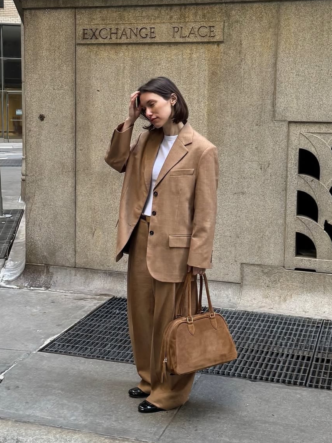 Matin Kim Embossed Logo Leather Maxi Bag in Khaki Brown, Miu Miu Aventure Nappa Leather Bag Briarwood 착용 스타일 - 5