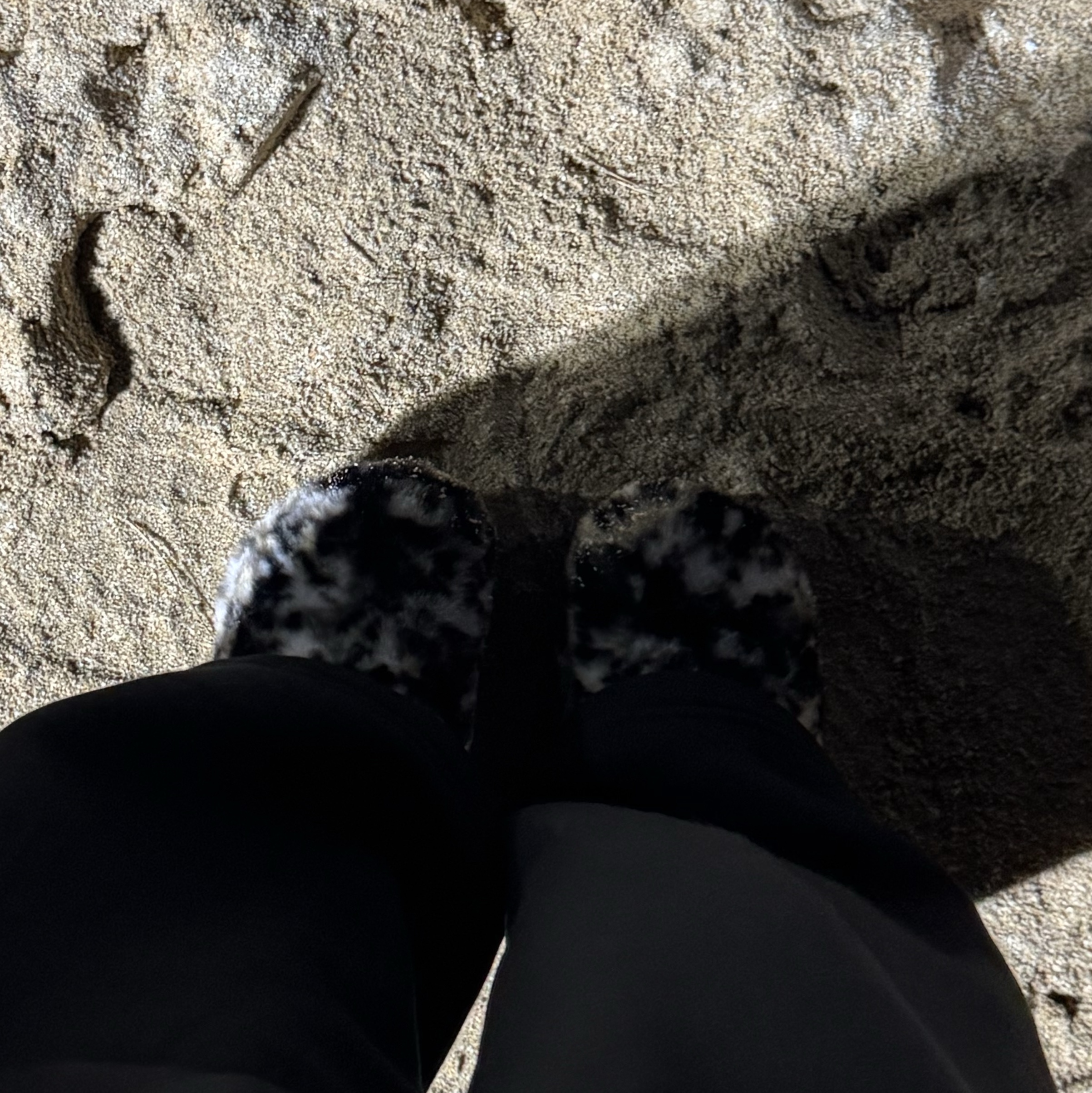 Crocs Classic Fur Sure Clog Black Multi 착용 스타일 - 1