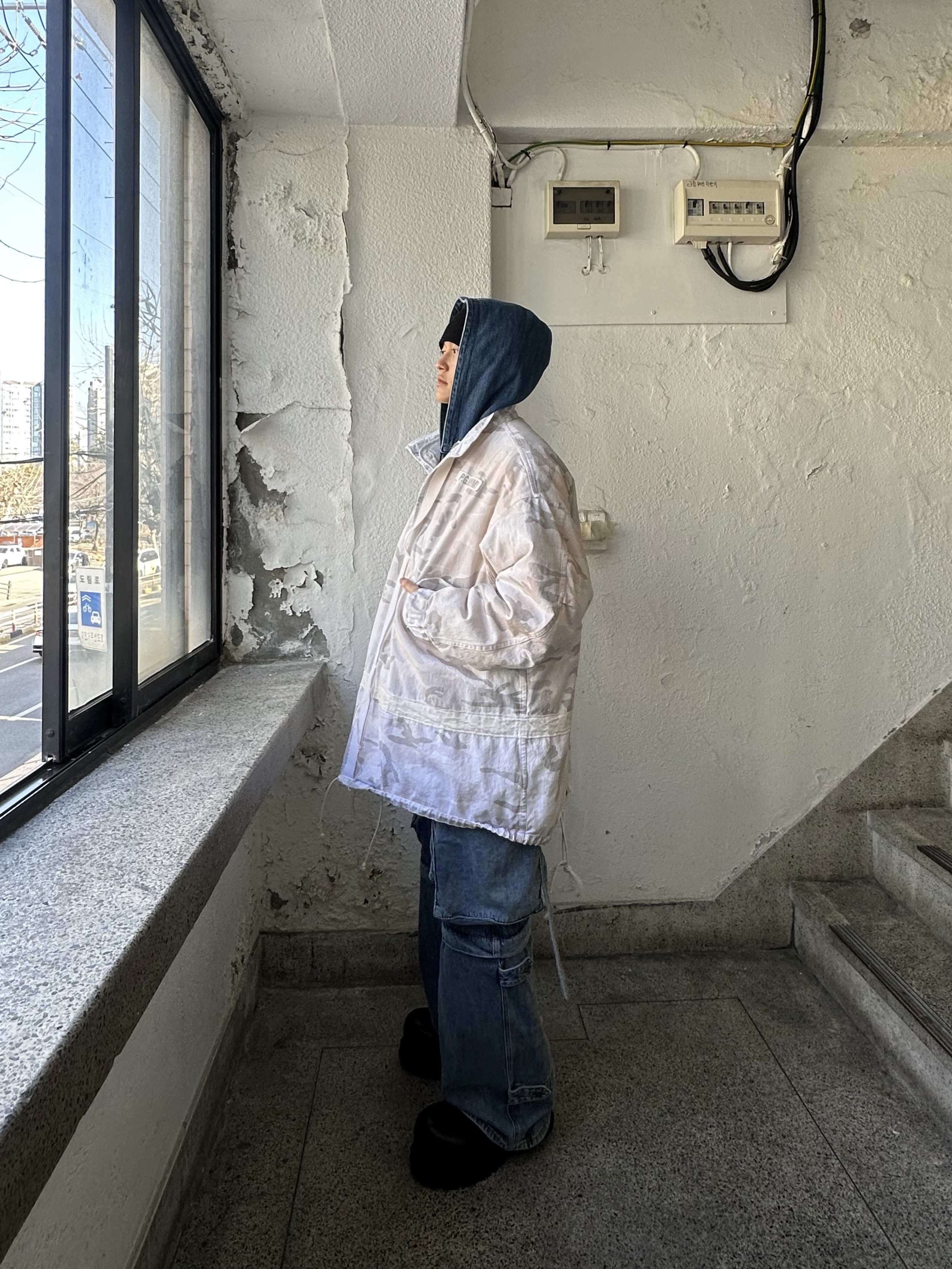 Project G/R Bondage Cross Fishtail Parka White Camo, Balenciaga Stomper Bootie Black 착용 스타일 - 3