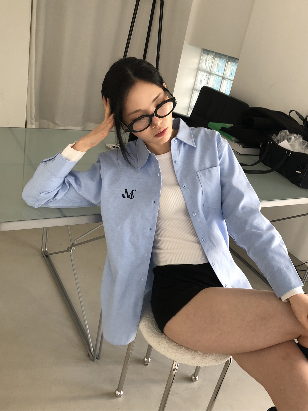 MUCENT Roson Classic Round Cuff Loose Fit Shirt Sky Blue, MUCNET Signature Logo Point Glasses A Type Black 착용 스타일 - 1