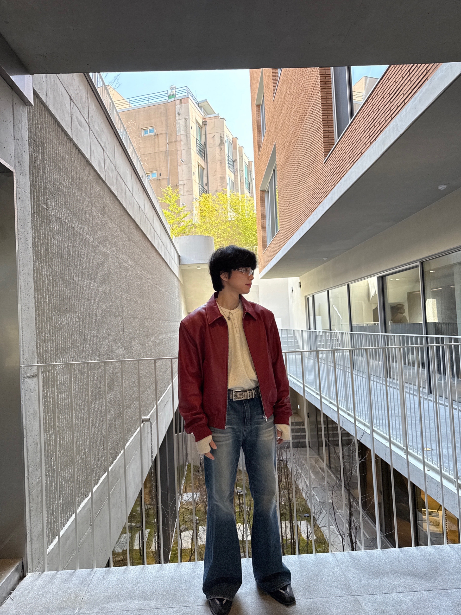 Nonnod Finger Hole Henry Neck T-Shirt Oatmeal, Kamien x MJD Double Hole Belt Black Shearling Calfskin 착용 스타일 - 4