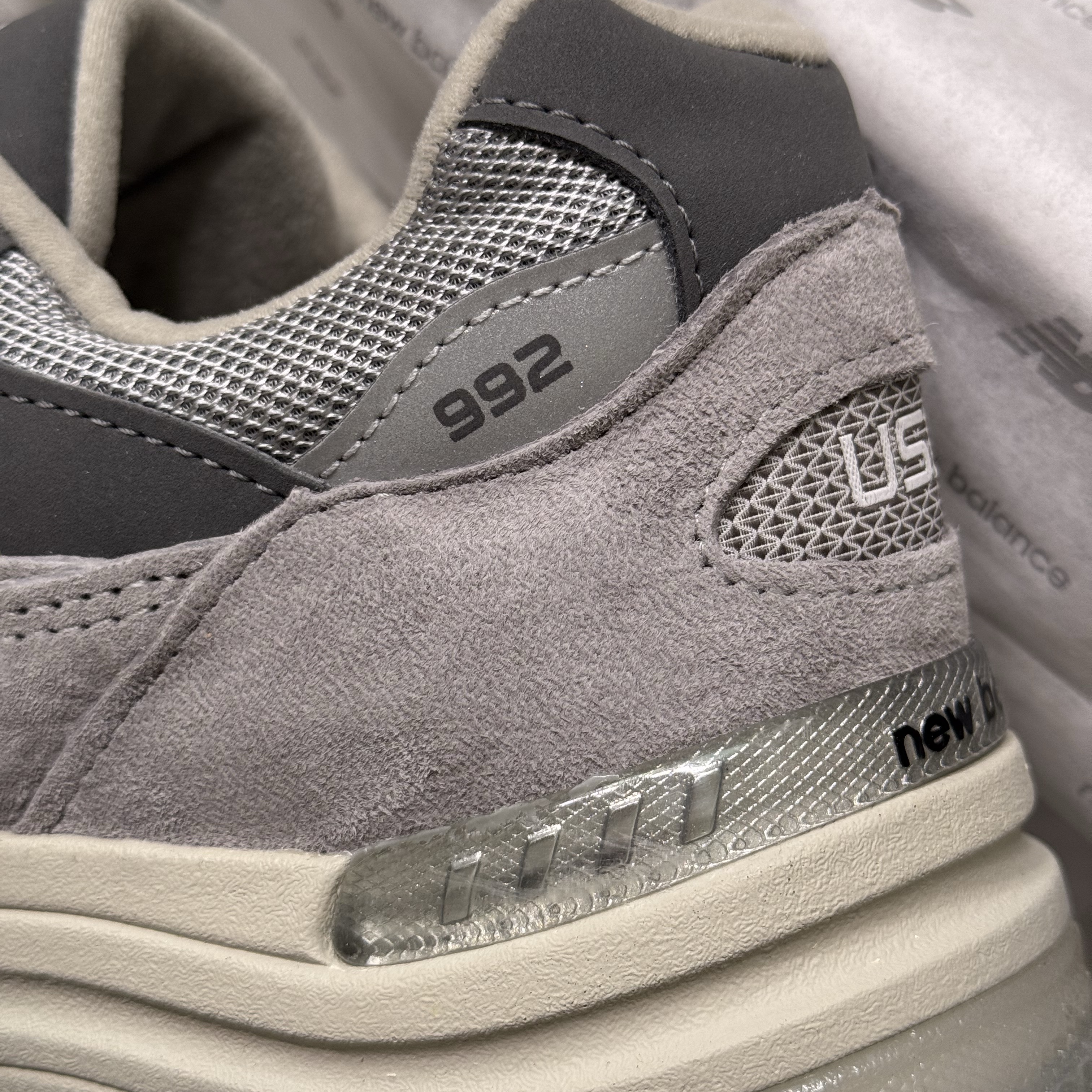 New Balance 992 Made in USA Core Grey Silver Metallic 착용 스타일 - 3