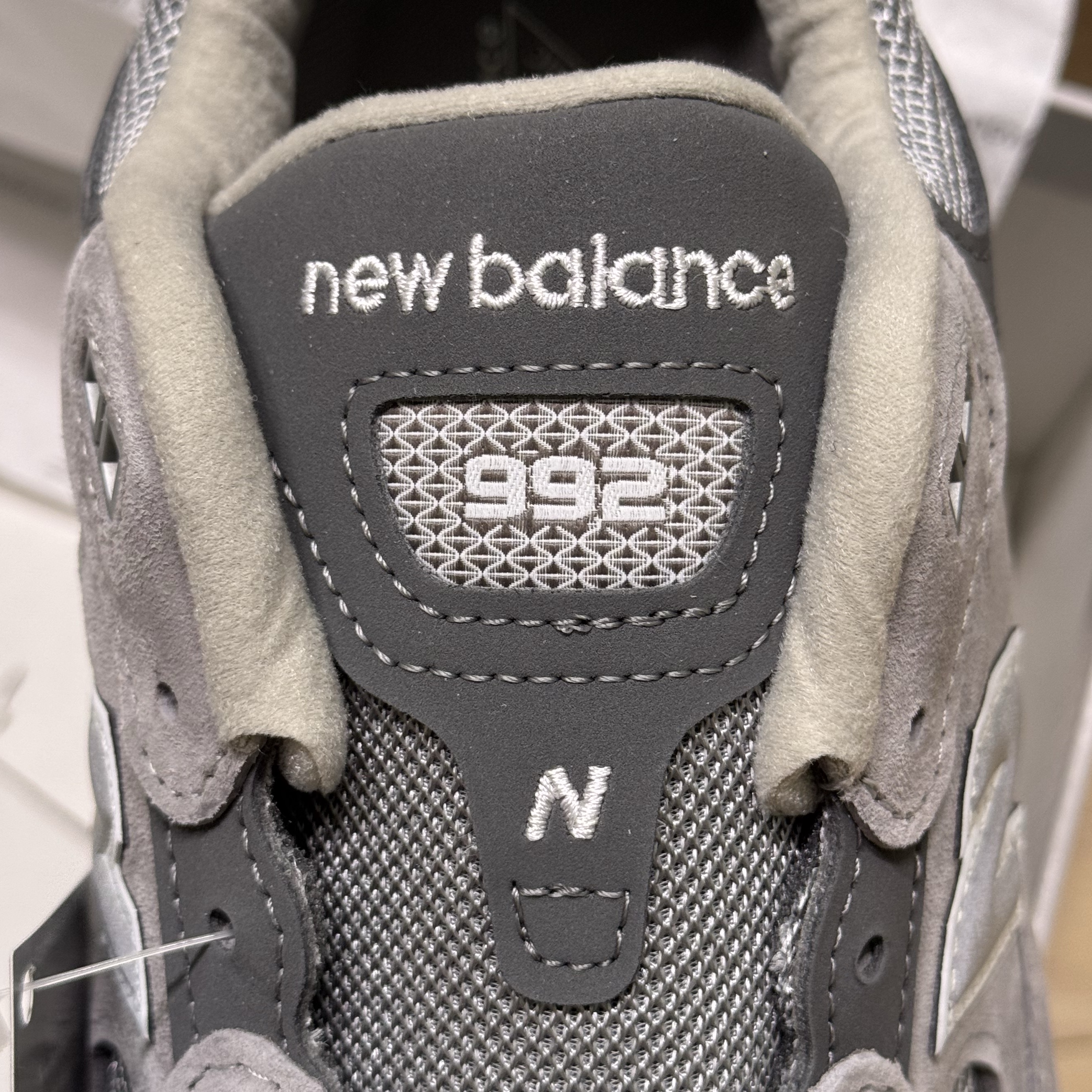 New Balance 992 Made in USA Core Grey Silver Metallic 착용 스타일 - 5