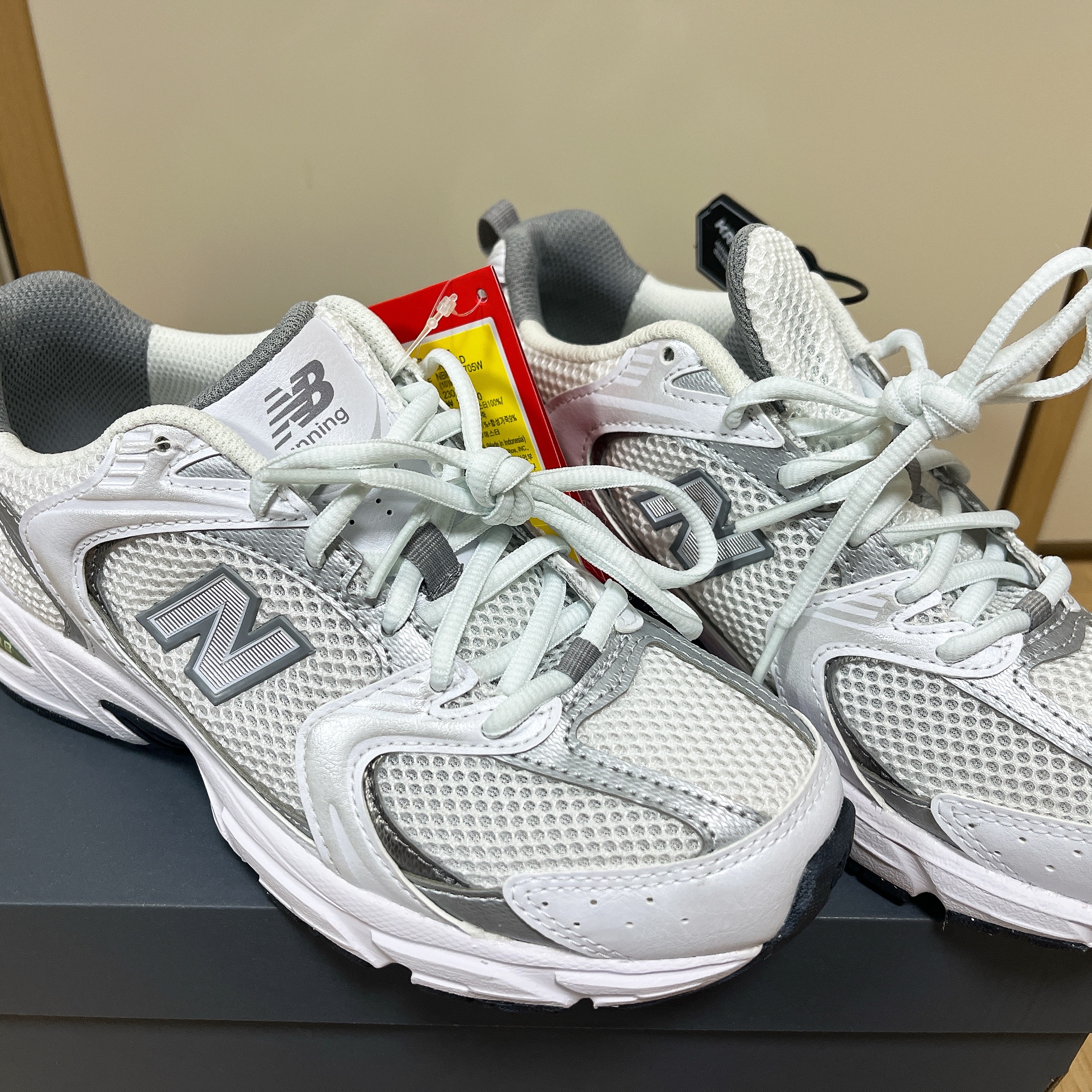 New Balance 530 White Silver 착용 스타일