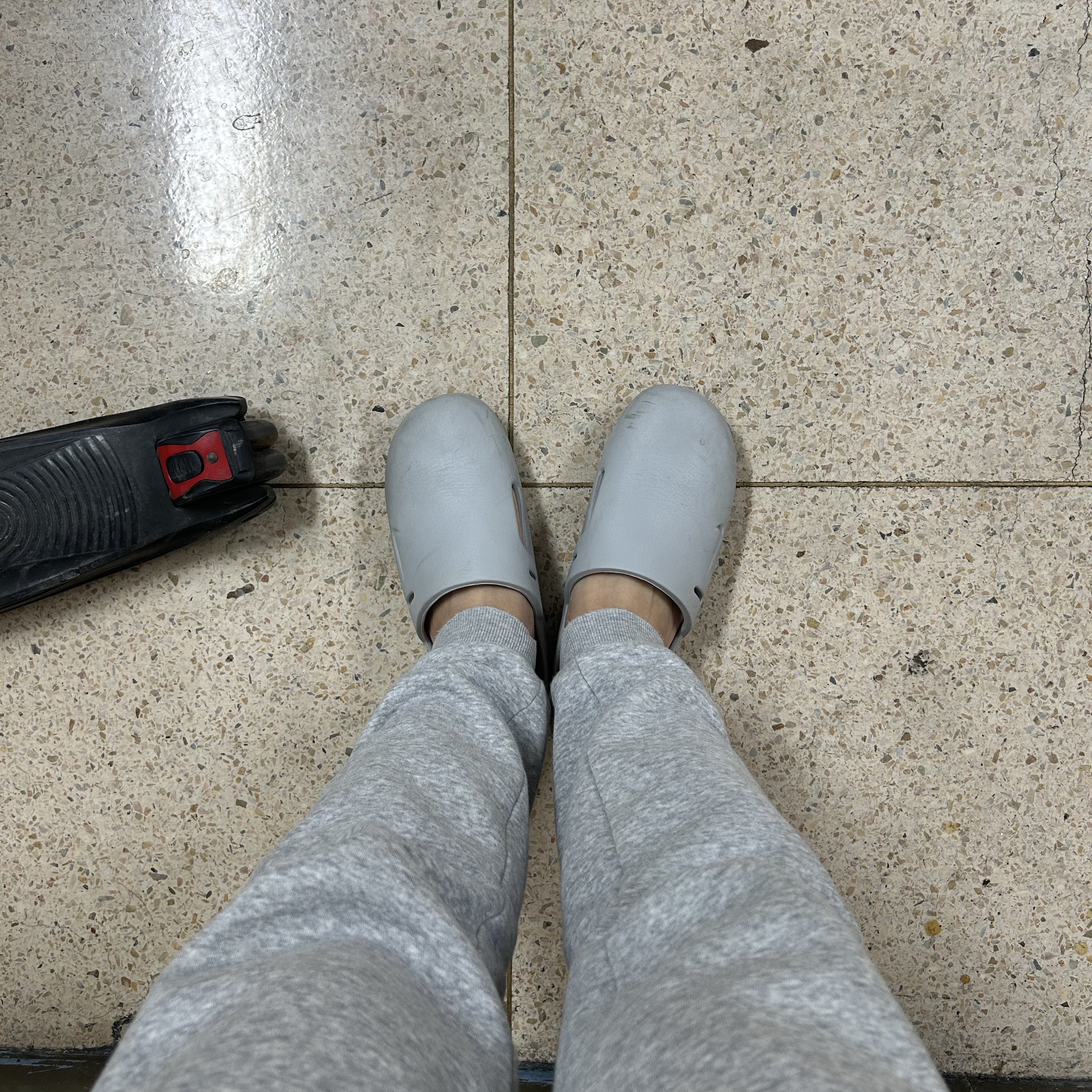 Nike Calm Mule Light Smoke Grey 착용 스타일