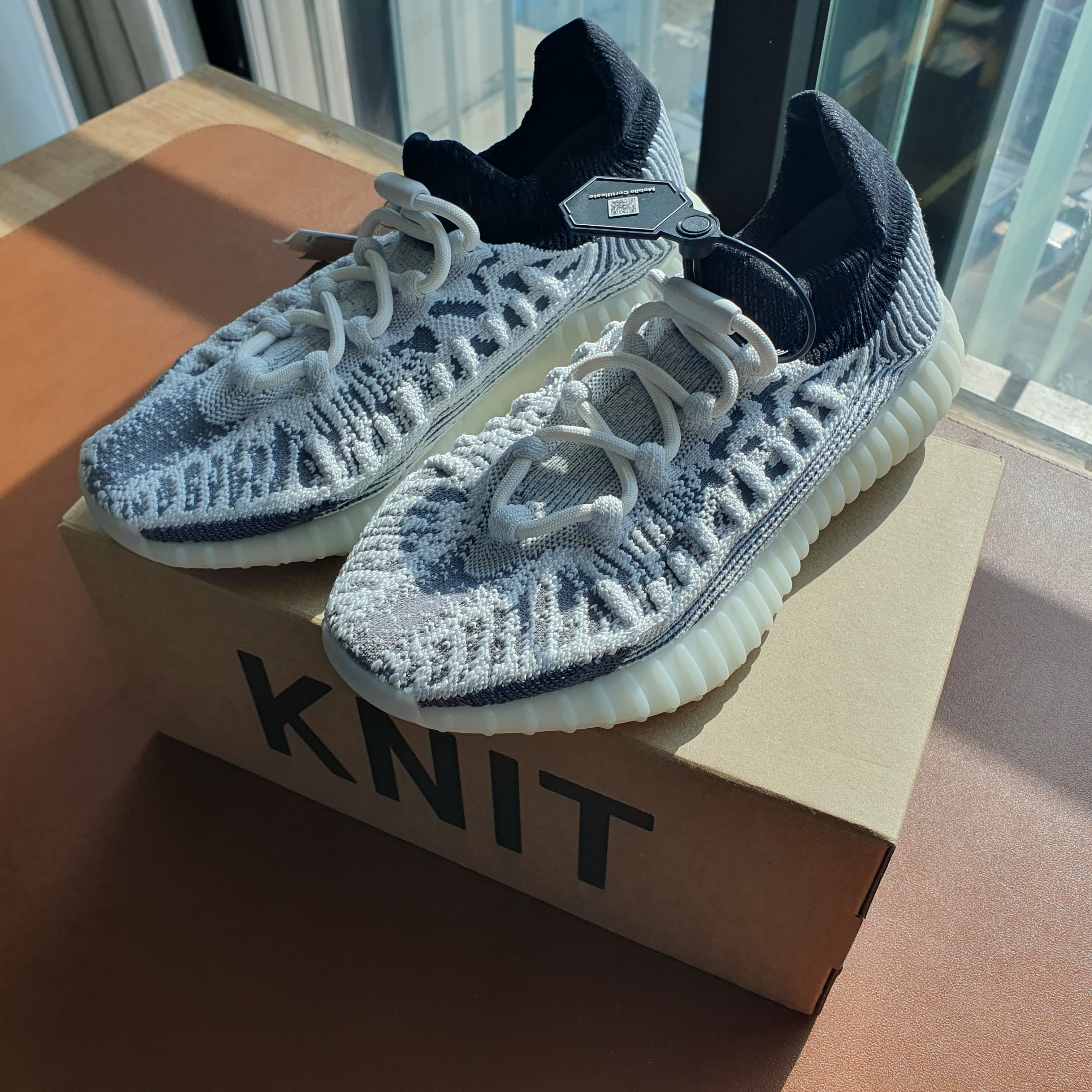 Adidas Yeezy 350 V2 CMPCT Slate White 착용 스타일 - 3