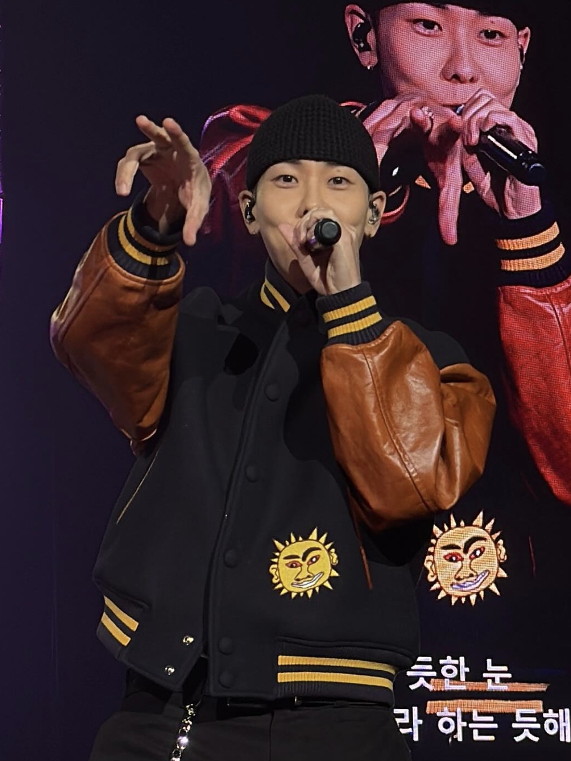 STU X HANK Varsity Jacket Navy 착용 스타일