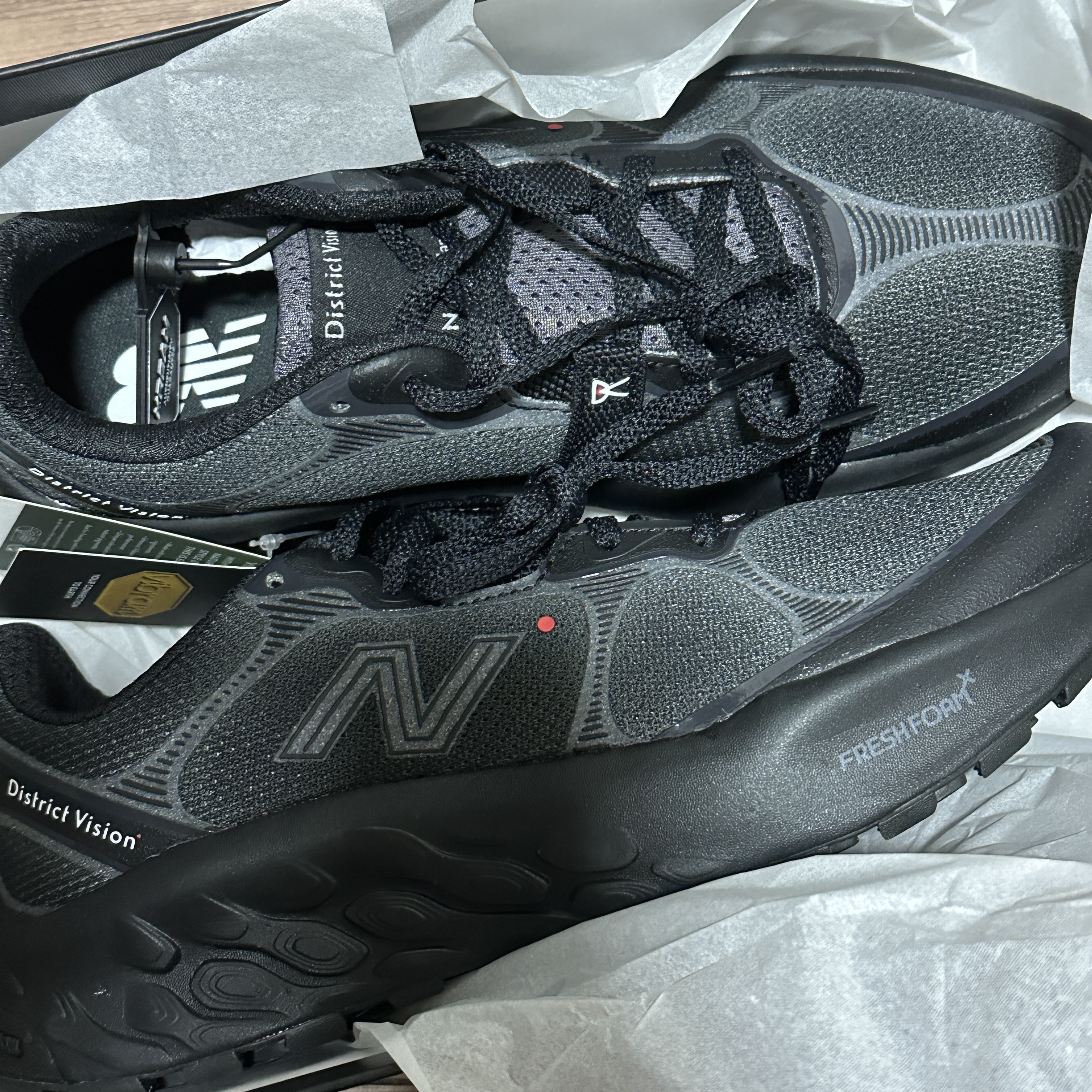 New Balance x District Vision Fresh Foam X Hierro v8 Magnet Black Beauty 착용 스타일