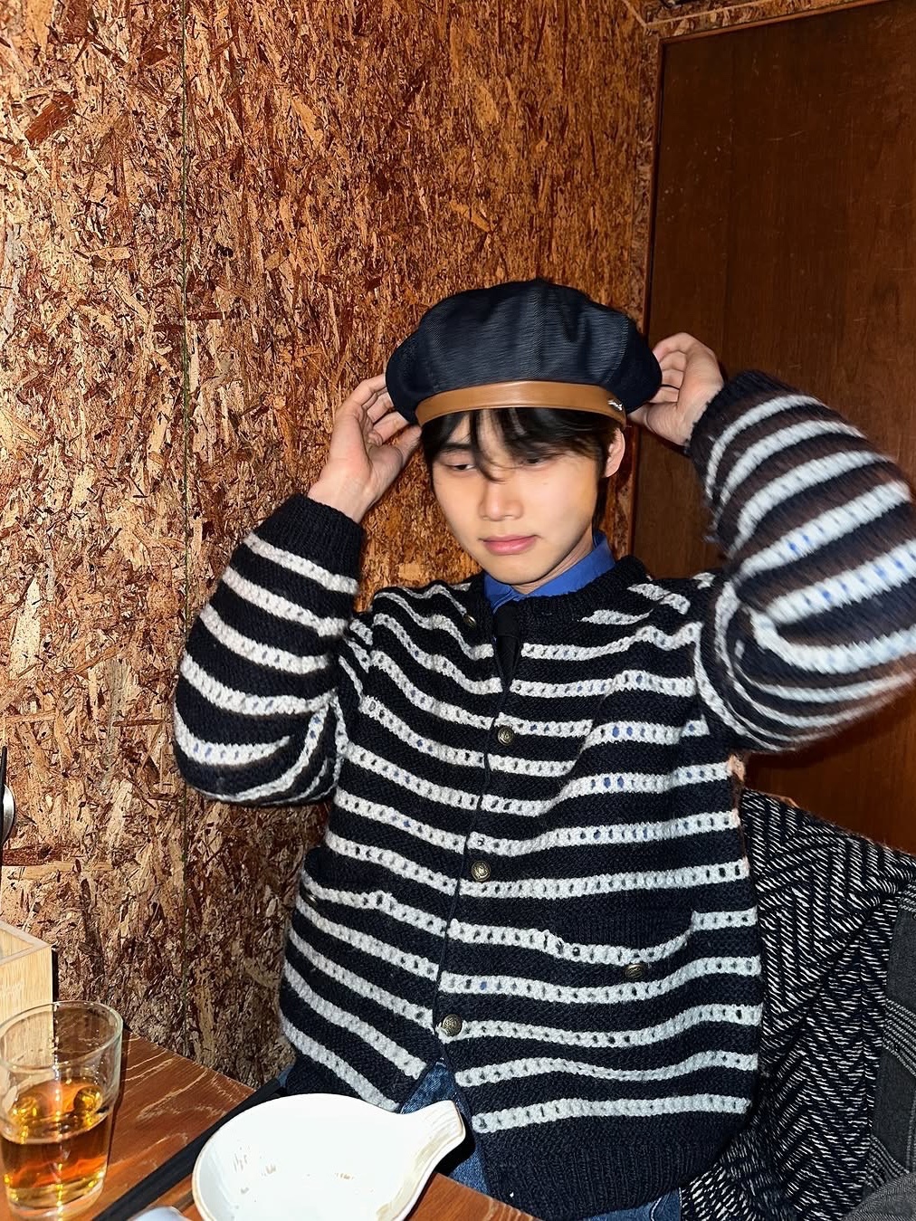 [KREAM 단독 리오더] STU Round Neck Stripe Cardigan Navy 착용 스타일 - 2
