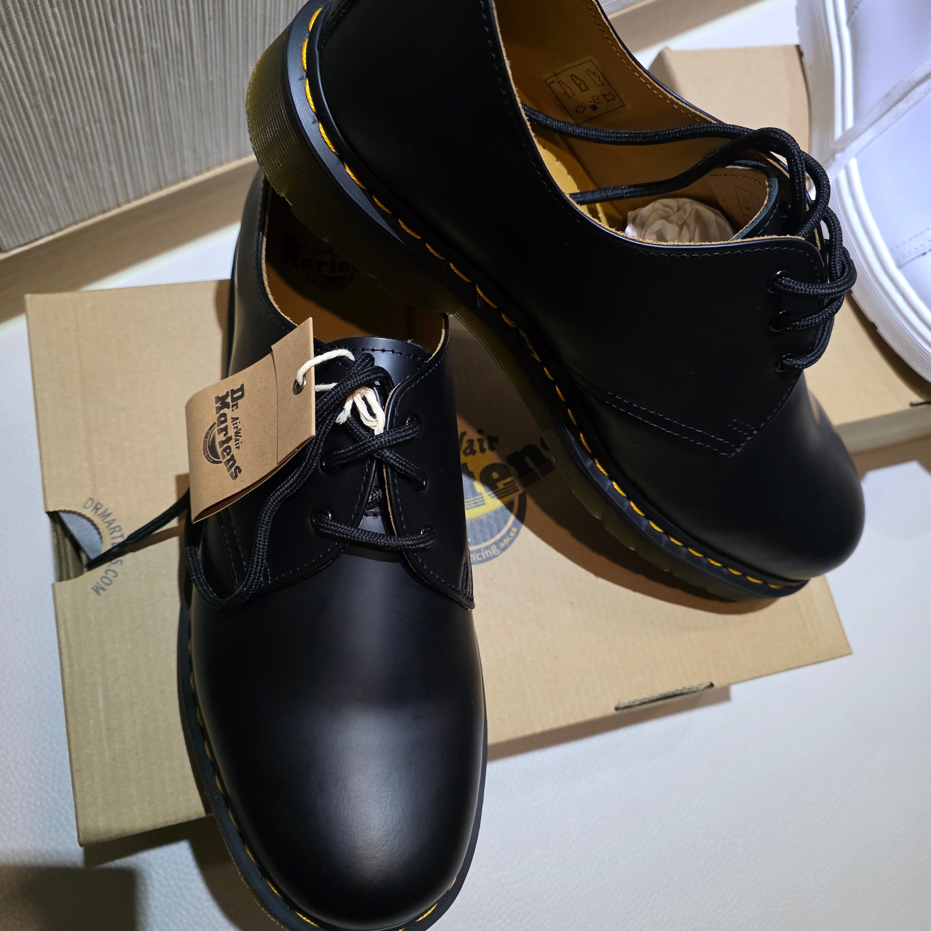 Dr. Martens 1461 Smooth Black, Dr. Martens Dante White 착용 스타일 - 1