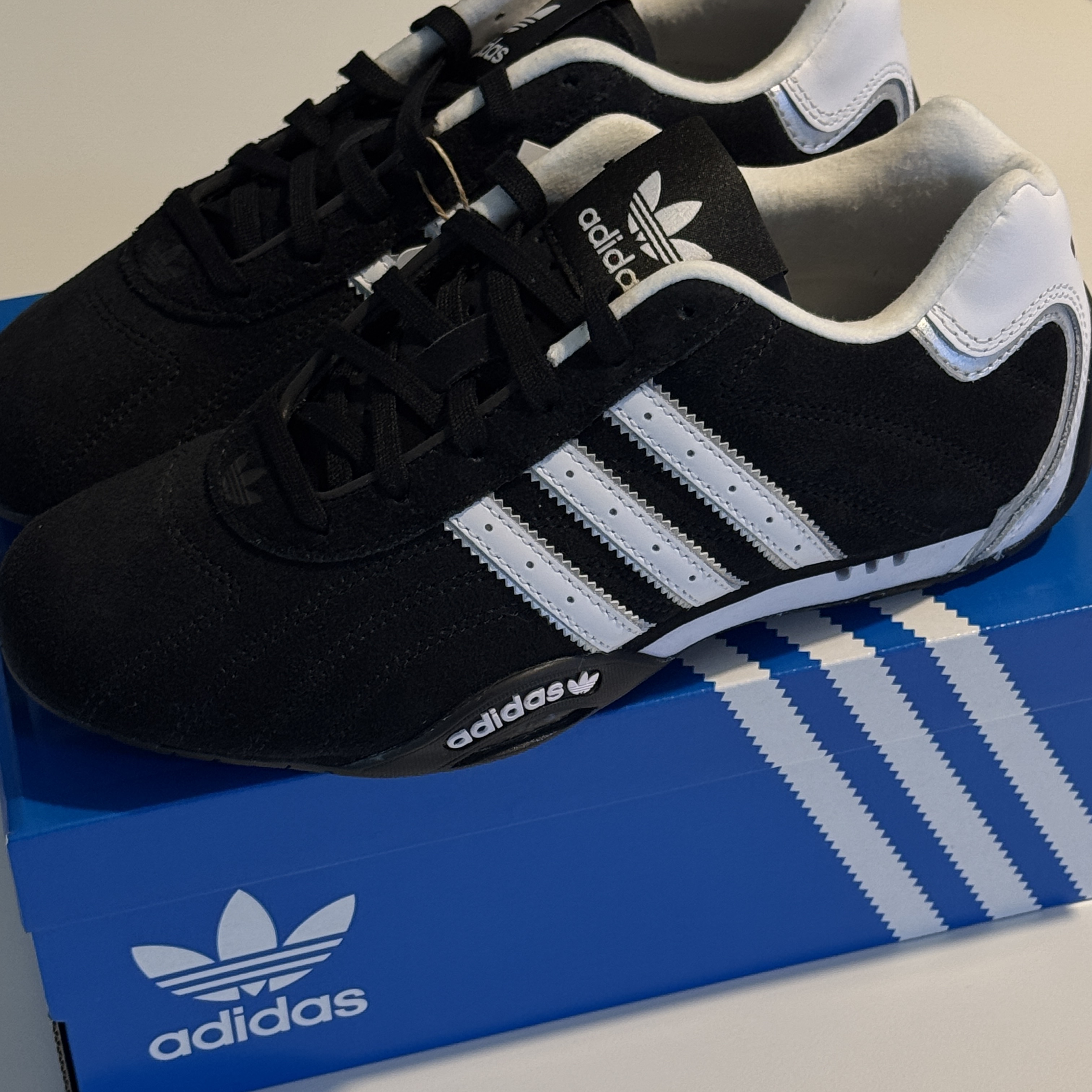 Adidas Originals Adiracer Lo Core Black Cloud White 착용 스타일 - 1