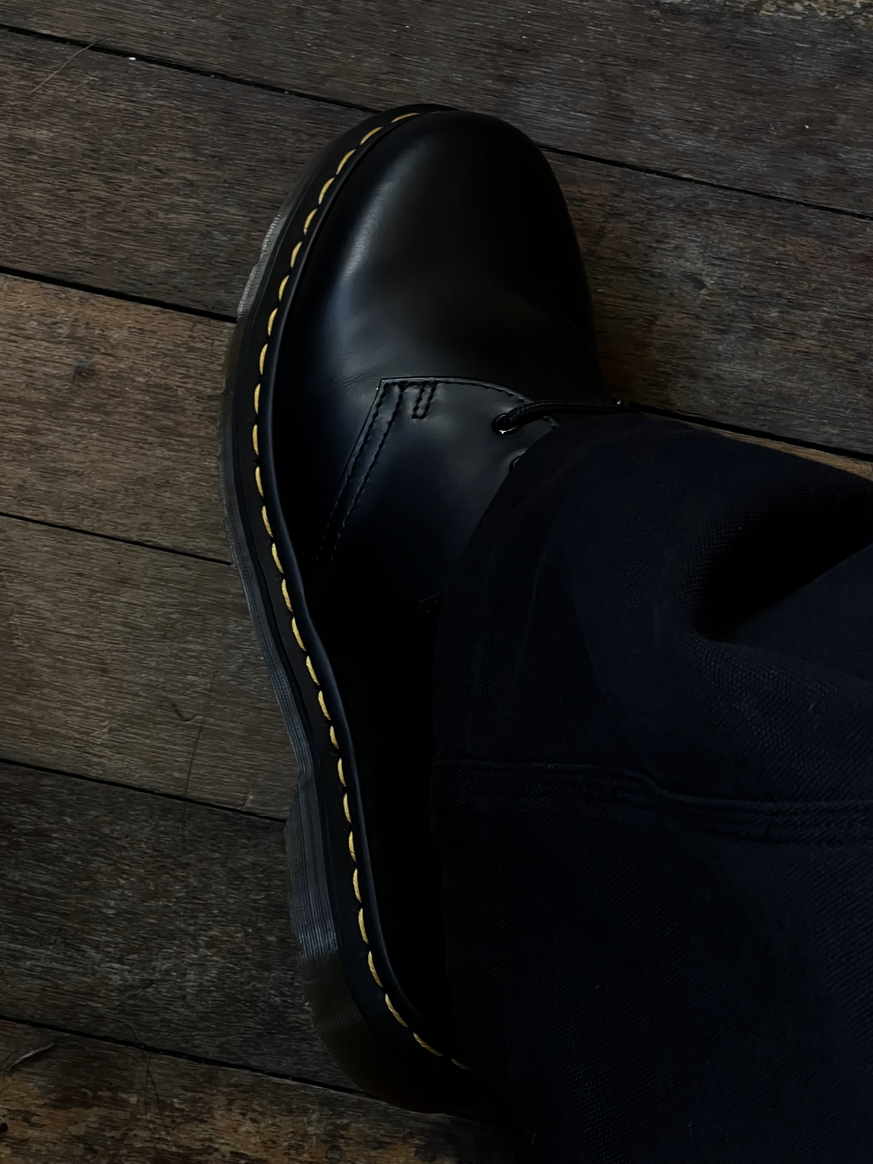 Carhartt WIP OG Santa Fe Jacket Hamilton Brown Tobacco, Dr. Martens 1461 Smooth Black 착용 스타일 - 3