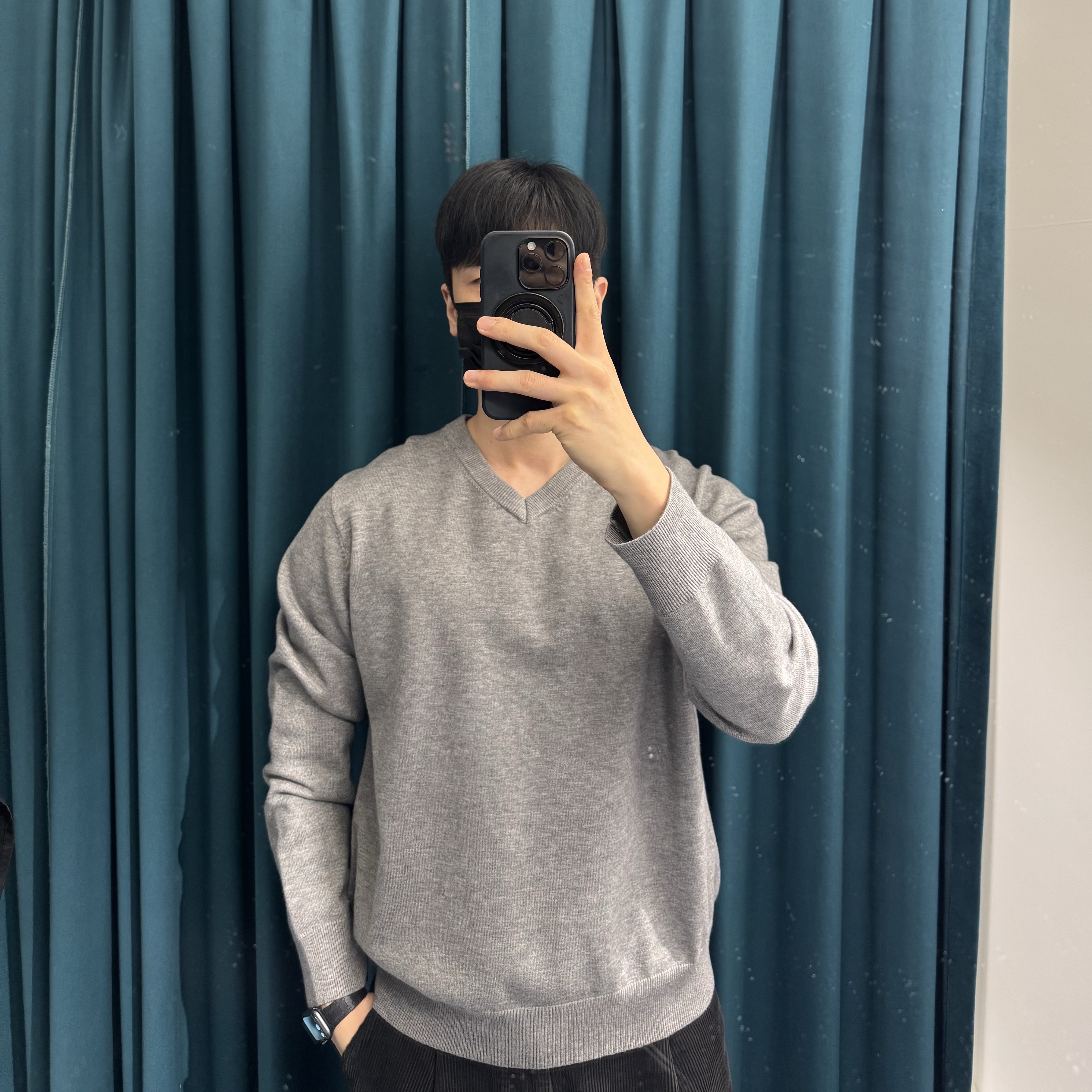 General Idea Man Essential Minimal V-Neck Pullover Grey, Apple Watch SE 40mm Cellular Midnight Aluminum Case with Sport Band Midnight (Korean Ver.) 착용 스타일 - 1
