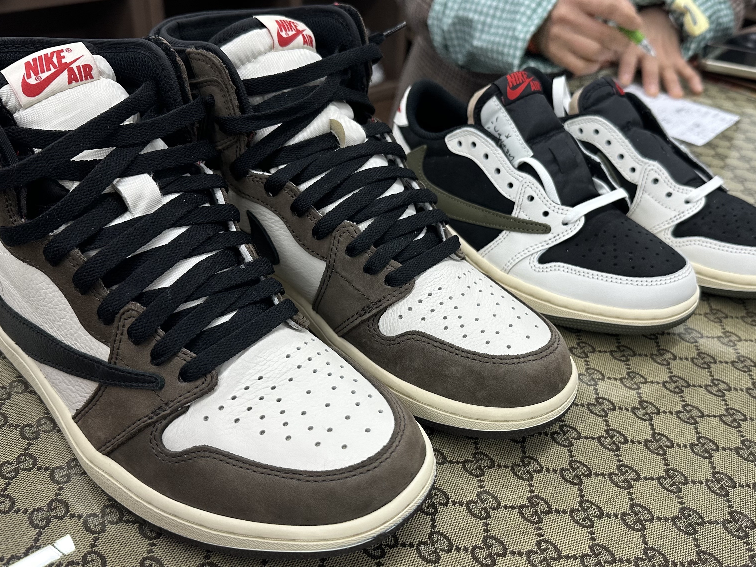 (W) Jordan 1 x Travis Scott Retro Low OG SP Medium Olive, Jordan 1 x Travis Scott Retro High OG SP Mocha 착용 스타일