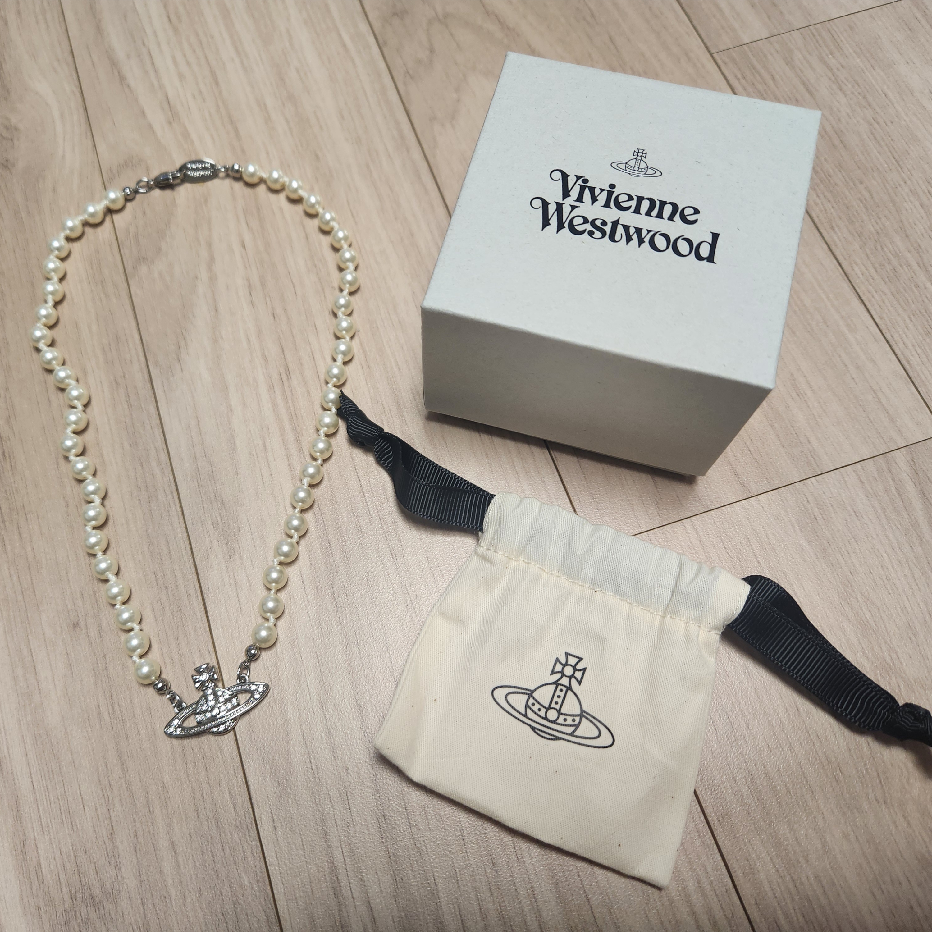 Vivienne Westwood Mini Bas Relief Choker Silver 착용 스타일