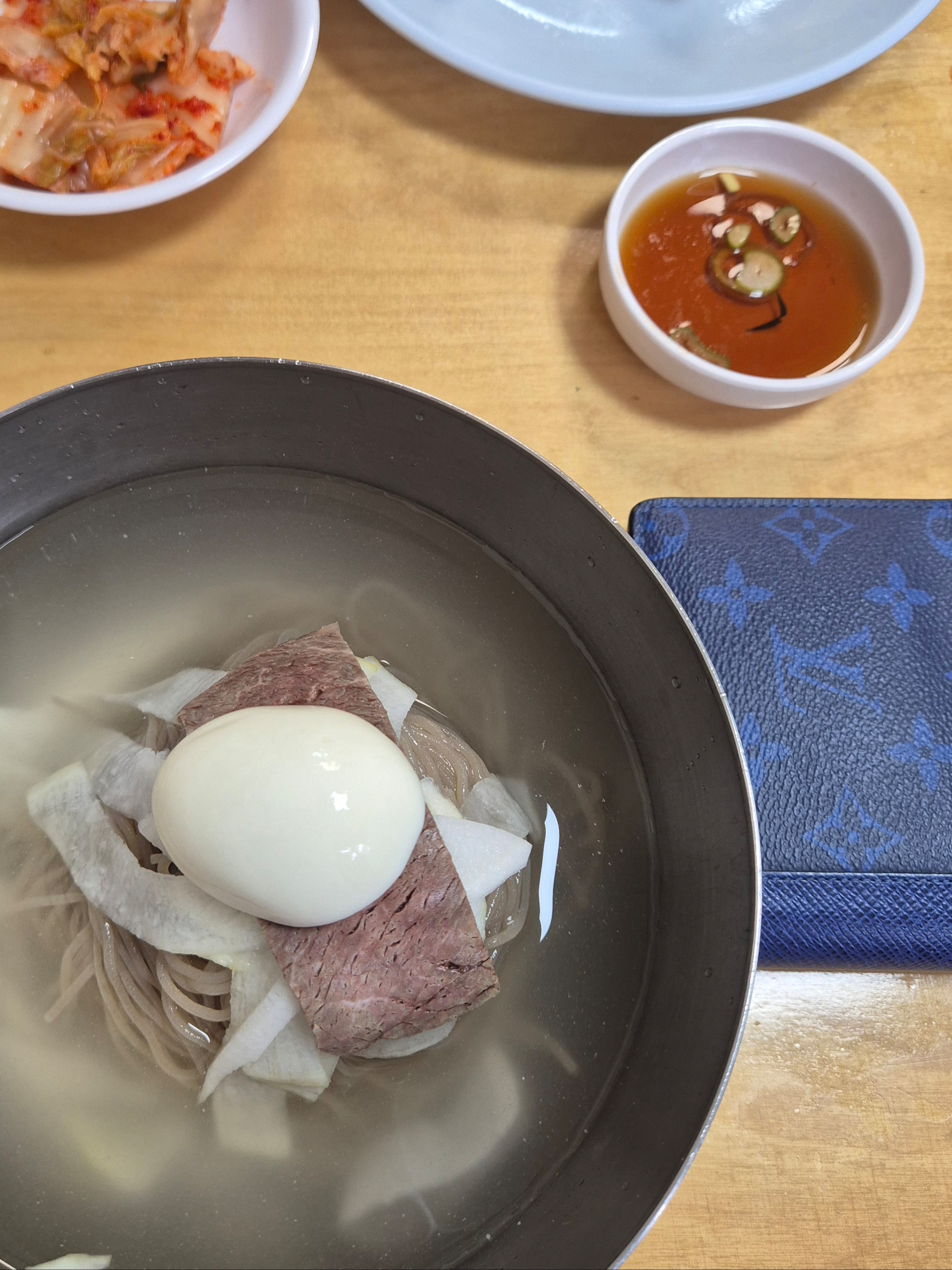 반디 더 핑크 선데 바시티 자켓 핑크, 루이비통 멀티플 월렛 네이비 블루 착용 스타일 - 3