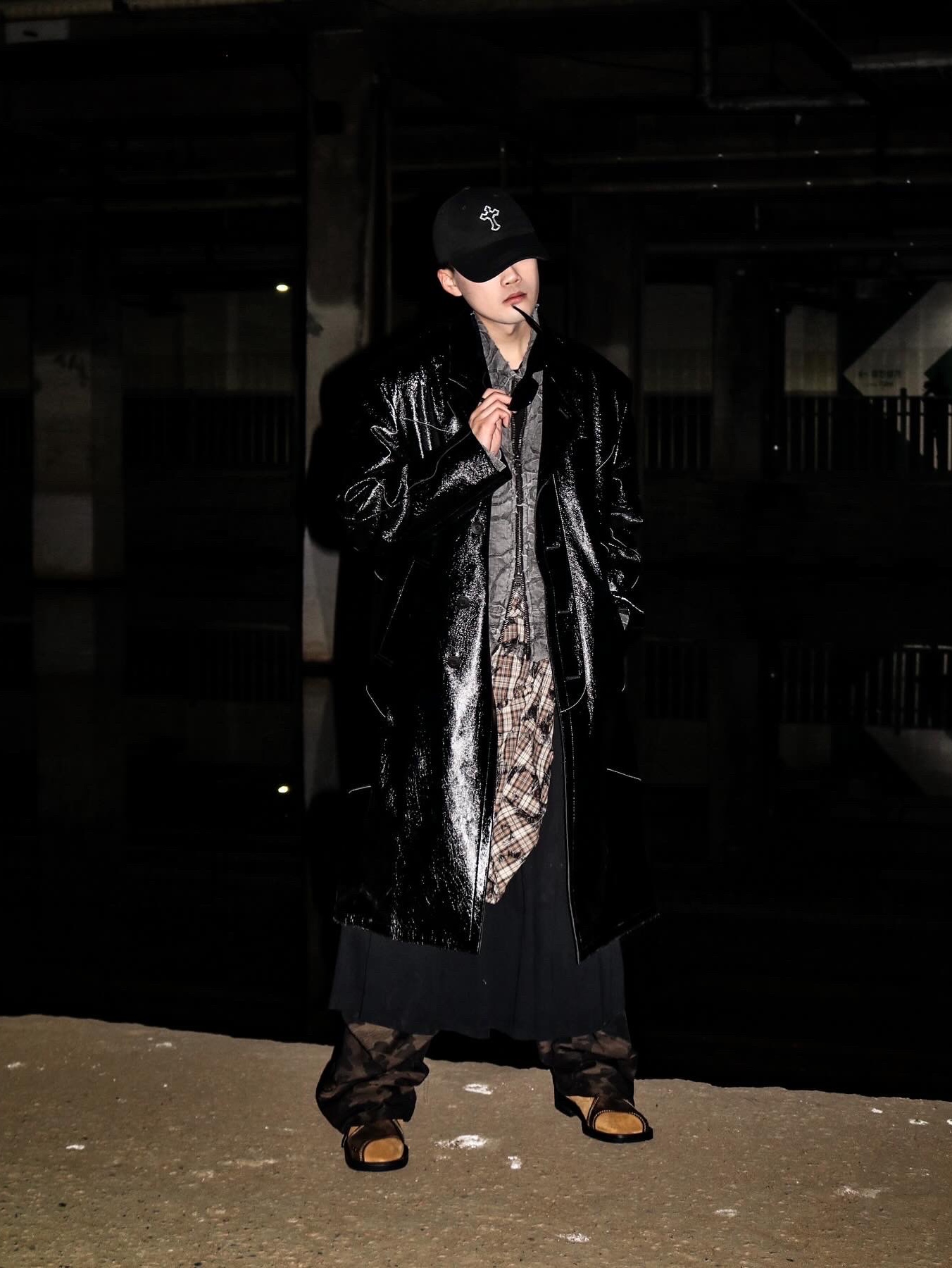 [KREAM 단독] ADSB Andersson Bell Burn-Out Dyed Zip-Up Jacket Charcoal 착용 스타일 - 4