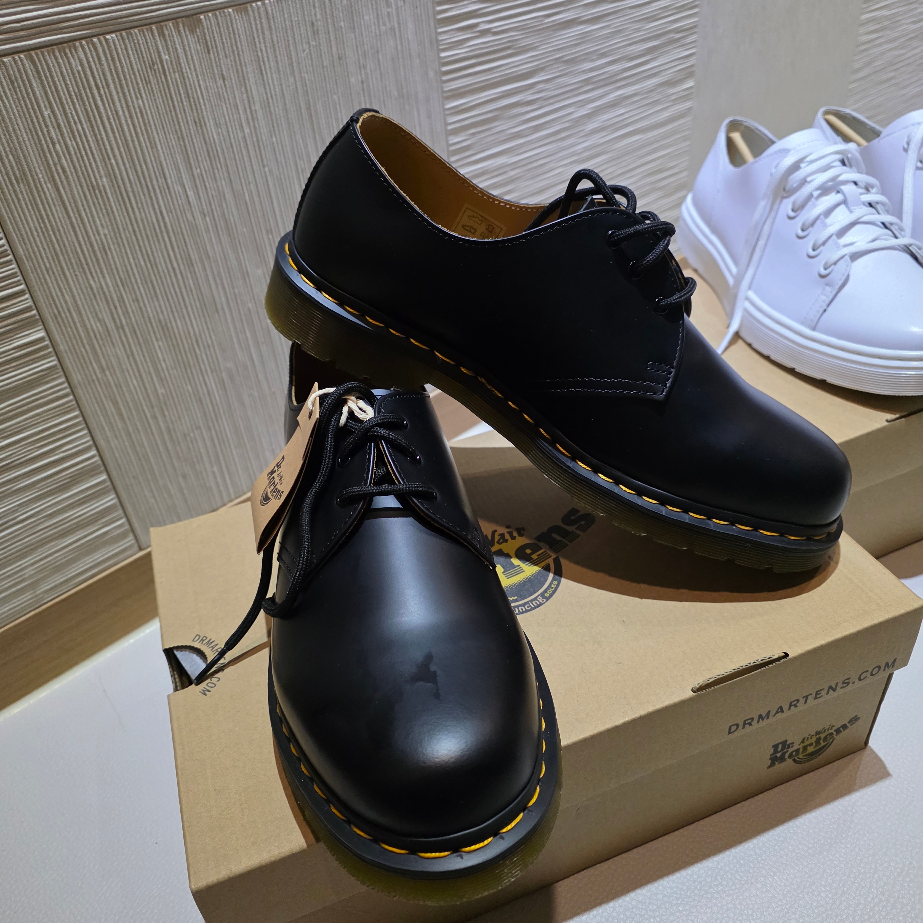 Dr. Martens 1461 Smooth Black, Dr. Martens Dante White 착용 스타일 - 4