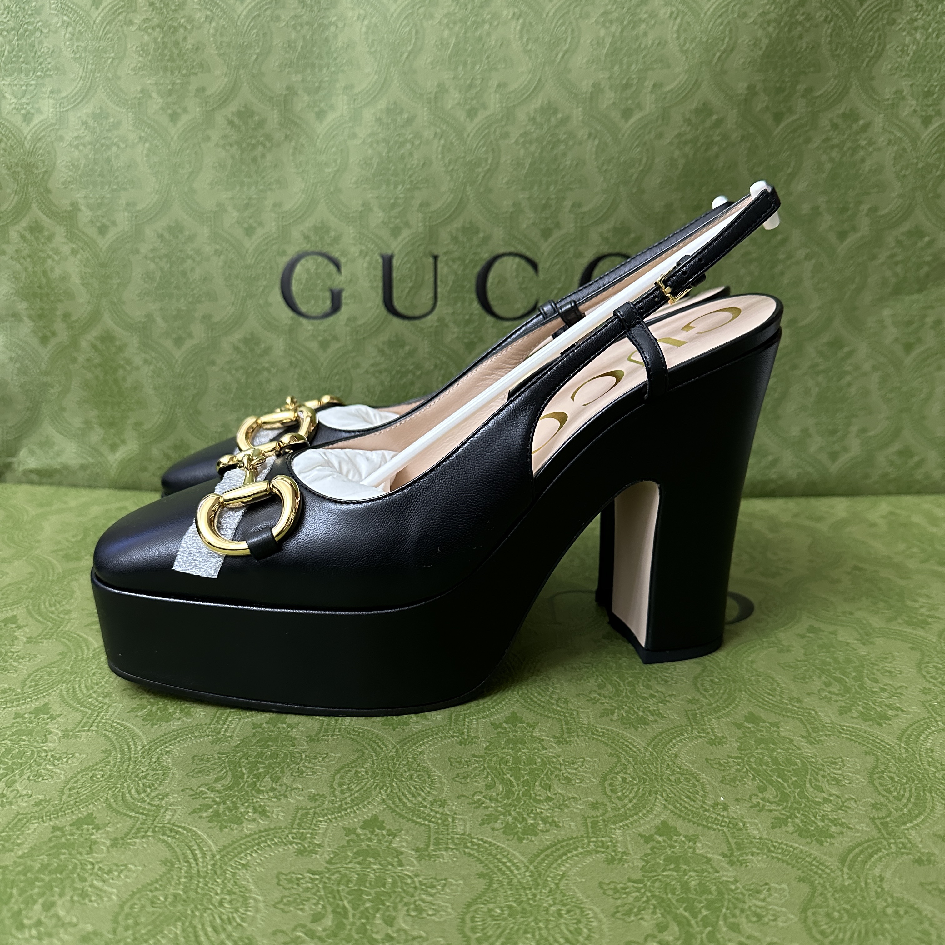 (W) Gucci High Heel Pumps Black 착용 스타일