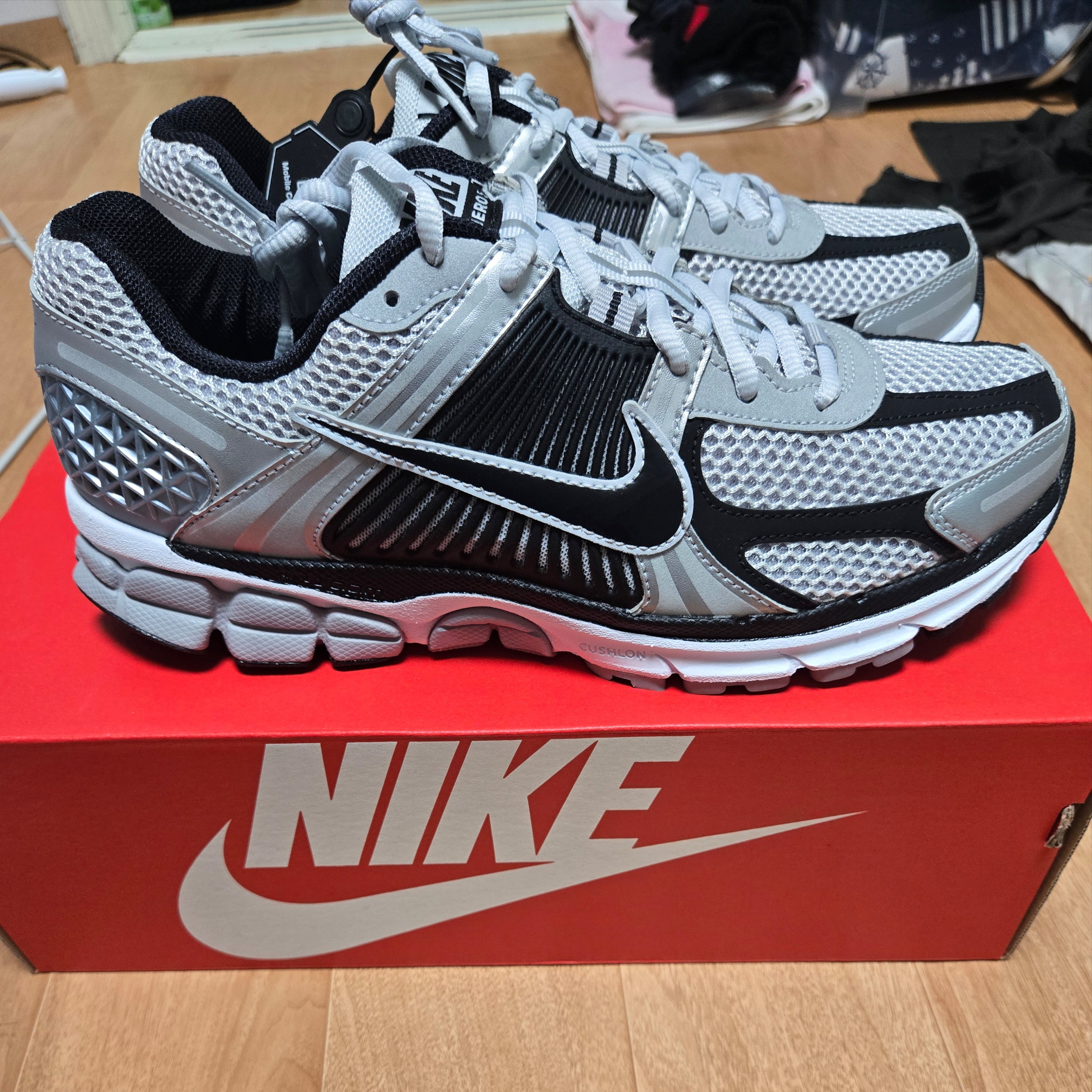 Nike Zoom Vomero 5 Metallic Silver Black 착용 스타일 - 5