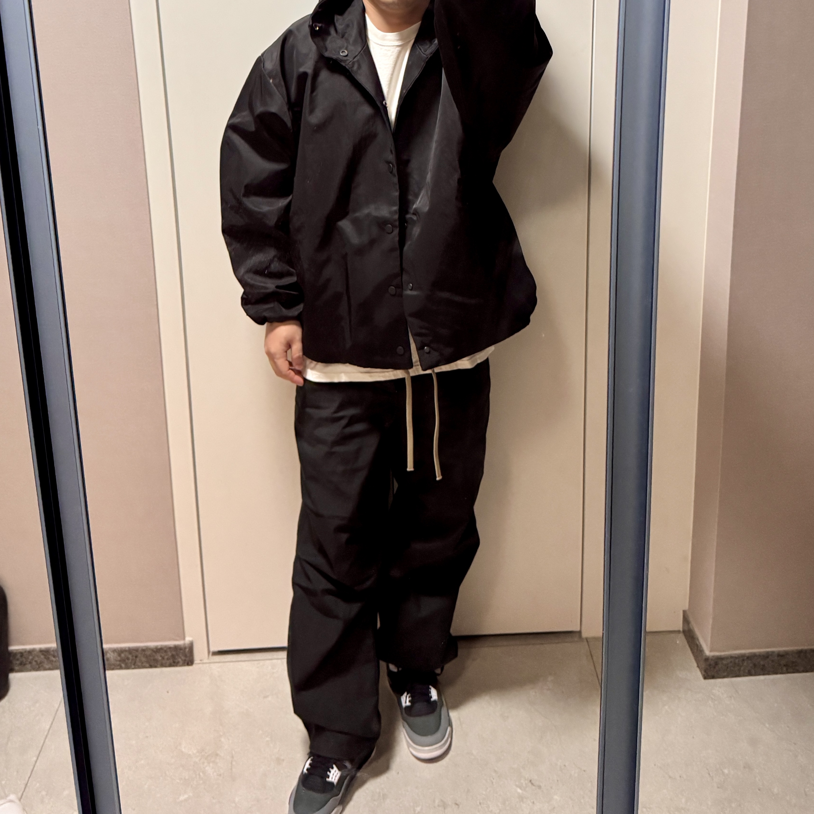 Essentials Textured Nylon Hooded Coaches Jacket Black - 24FW, Jordan 4 Retro Fear 2024 착용 스타일 - 1