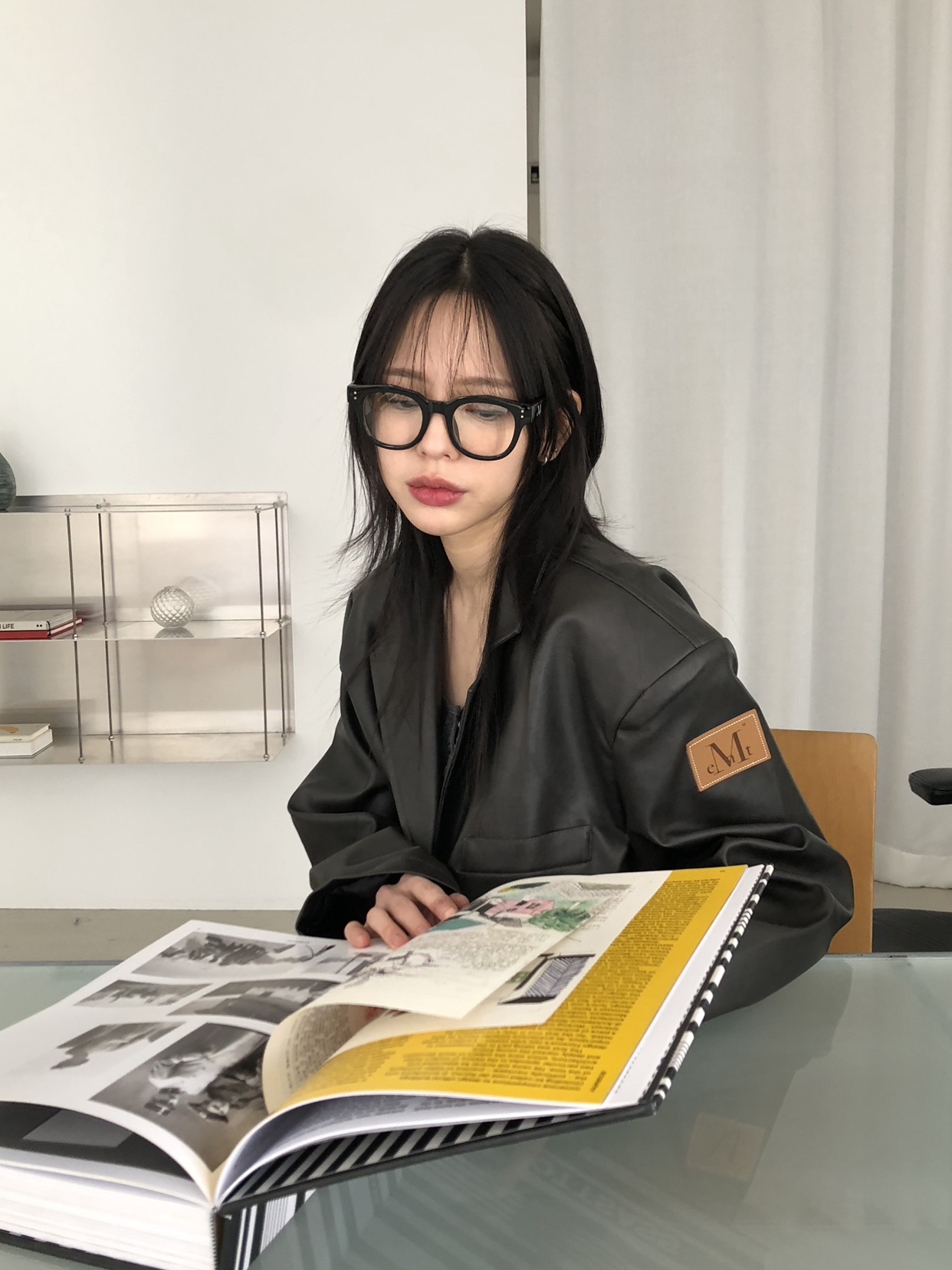 MUCENT Duns Daddyfit Blazer Leather Jacket Brown, MUCNET Signature Logo Point Glasses B Type Black 착용 스타일 - 1