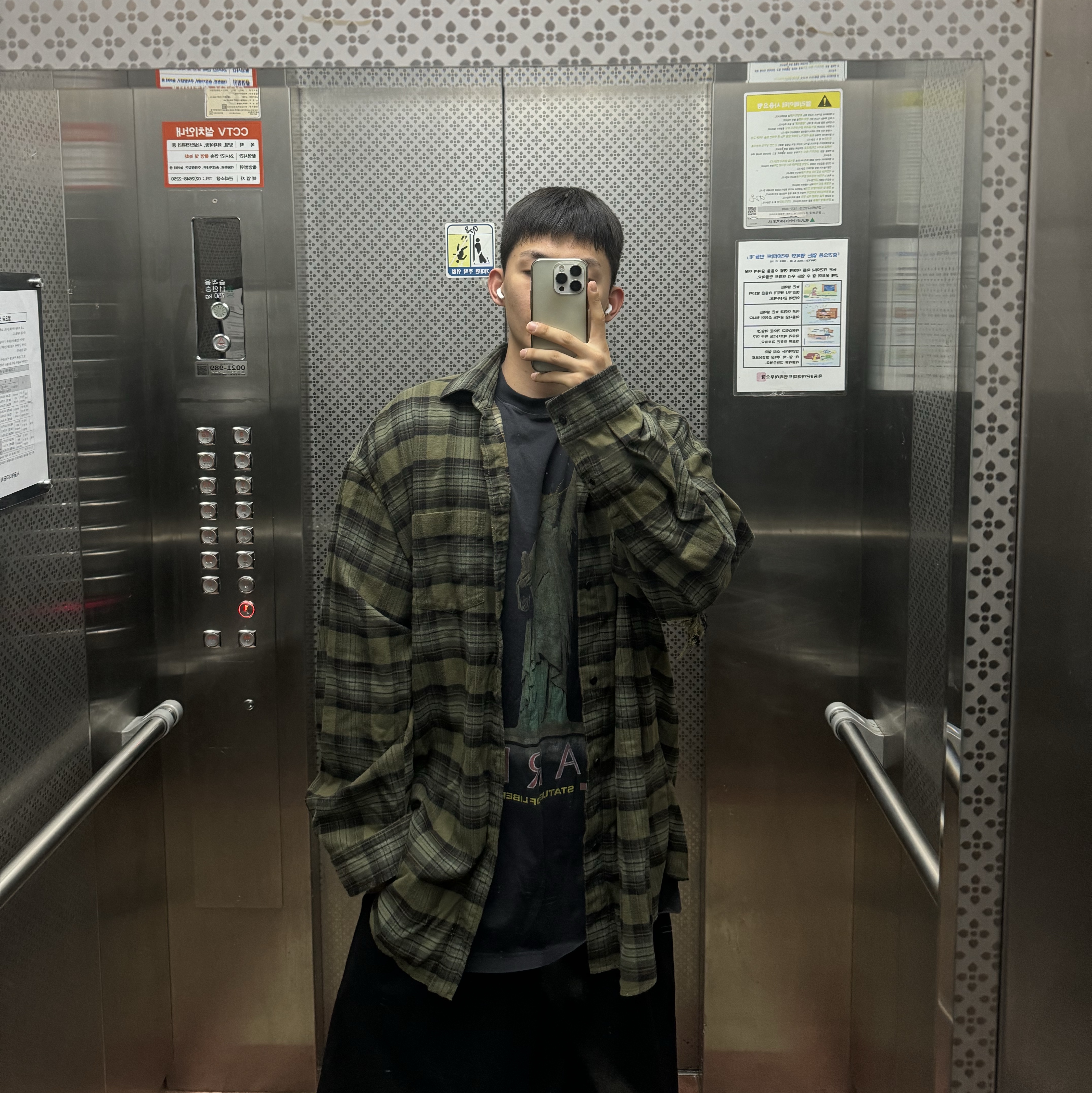 Balenciaga Paris Liberty Layered Oversized Shirts Dark Green 착용 스타일 - 1