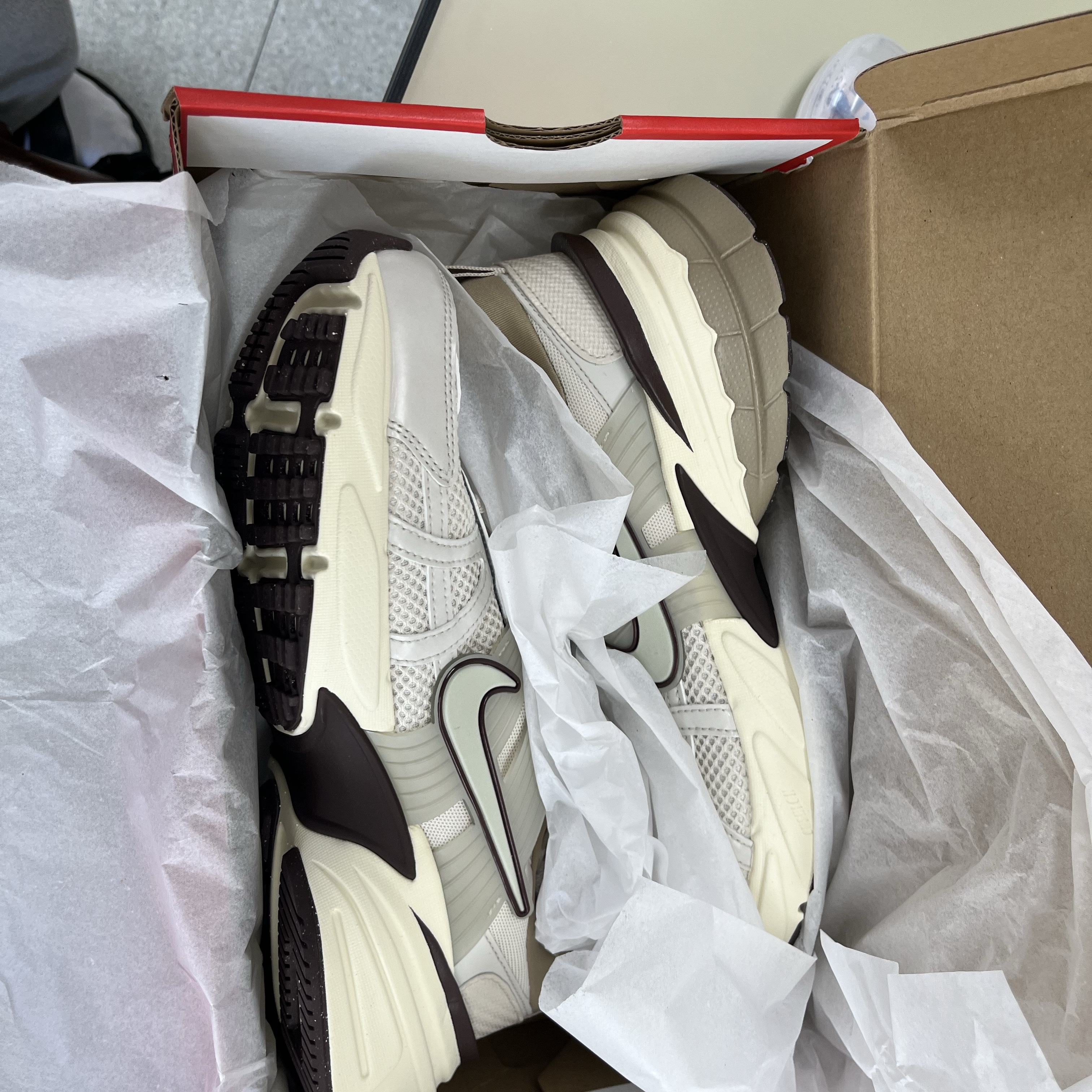 Nike V2K Run Light Orewood Brown Khaki 착용 스타일 - 1