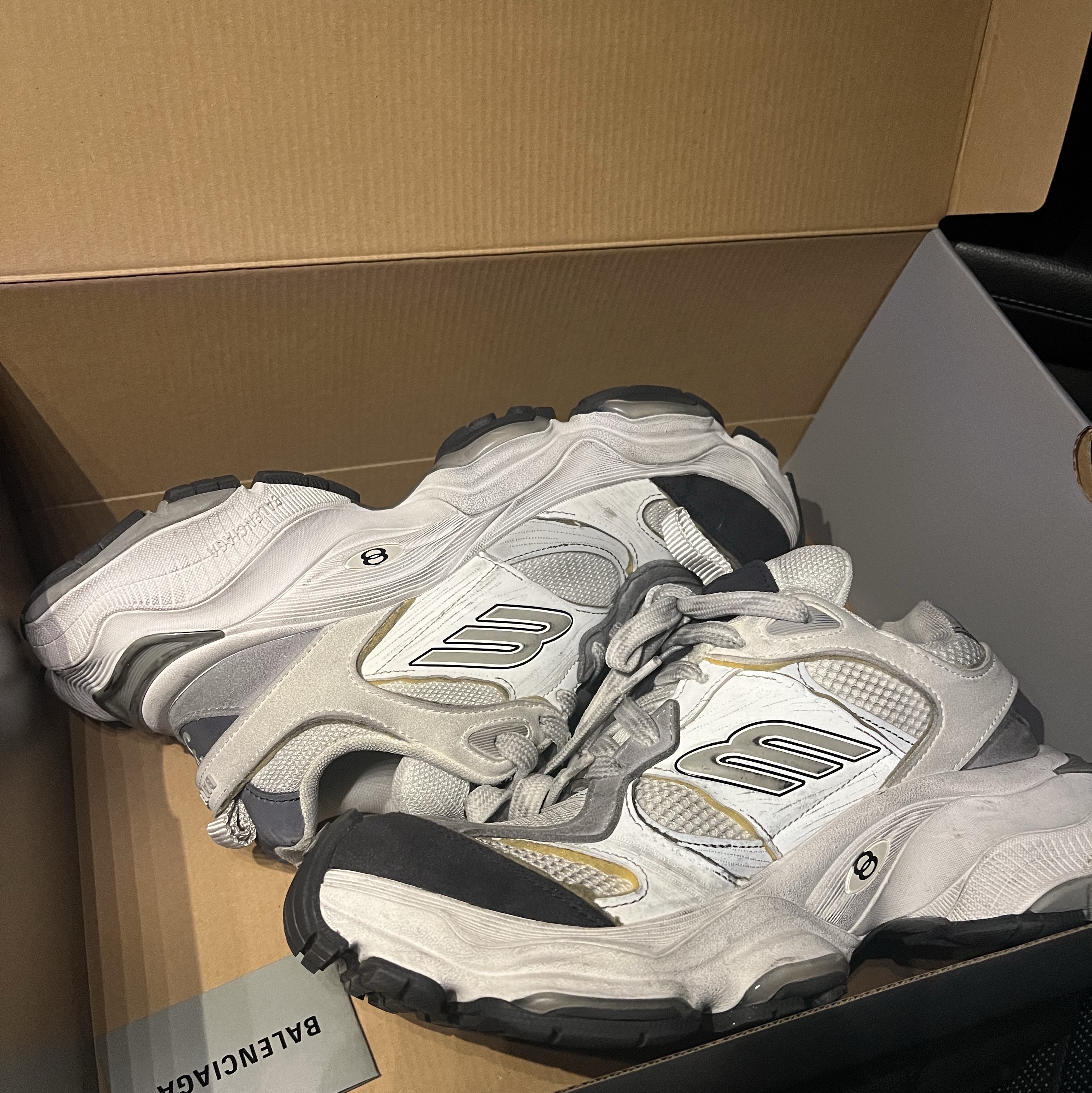 Balenciaga Cargo Sneakers White Grey 착용 스타일