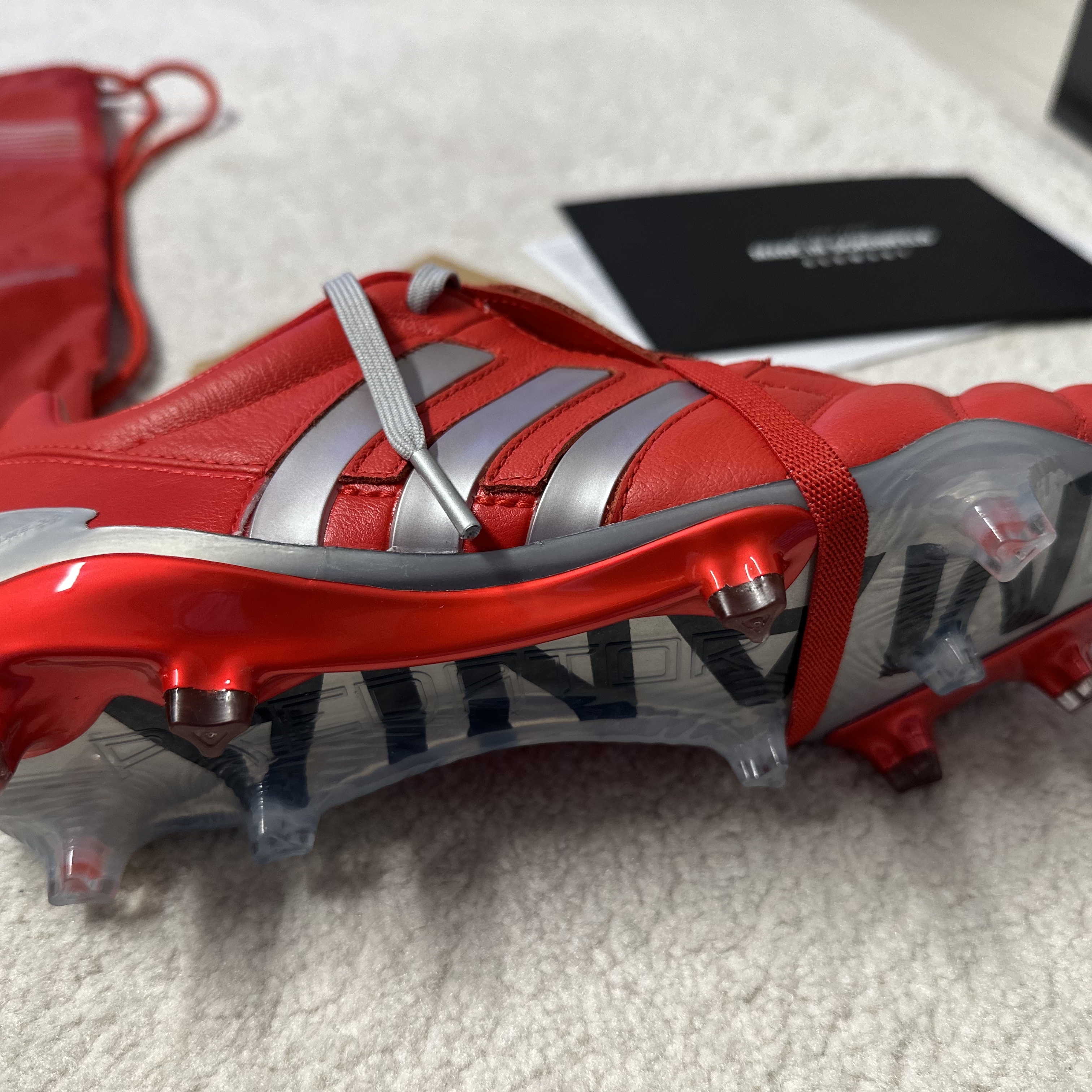 Adidas Predator Mania FG Vivid Red Silver Metallic 착용 스타일 - 2