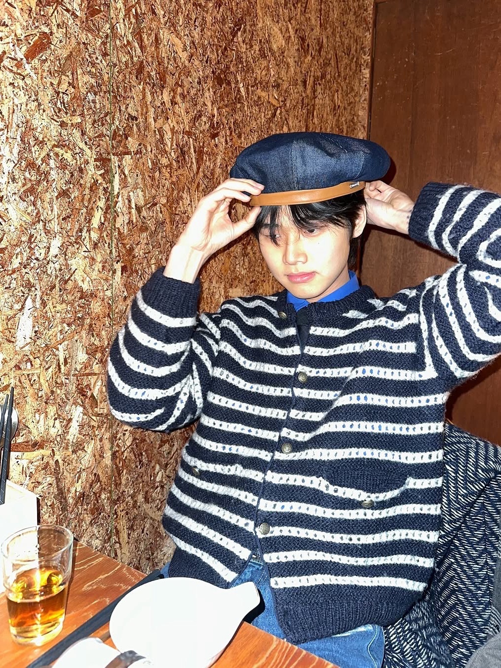 [KREAM 단독 리오더] STU Round Neck Stripe Cardigan Navy 착용 스타일 - 1