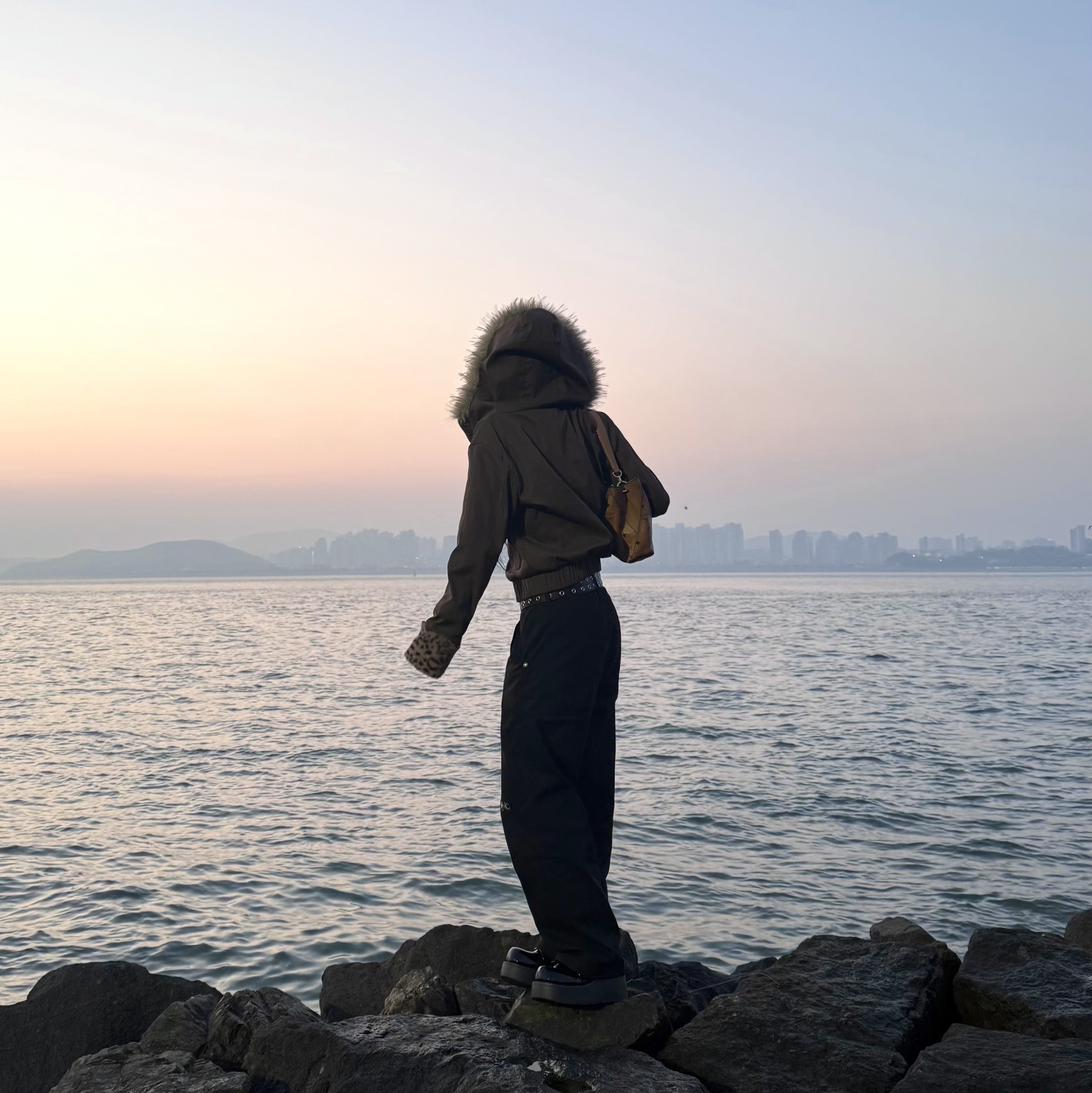 떠그 클럽 떠그 팬츠 (2) 블랙 착용 스타일 - 2