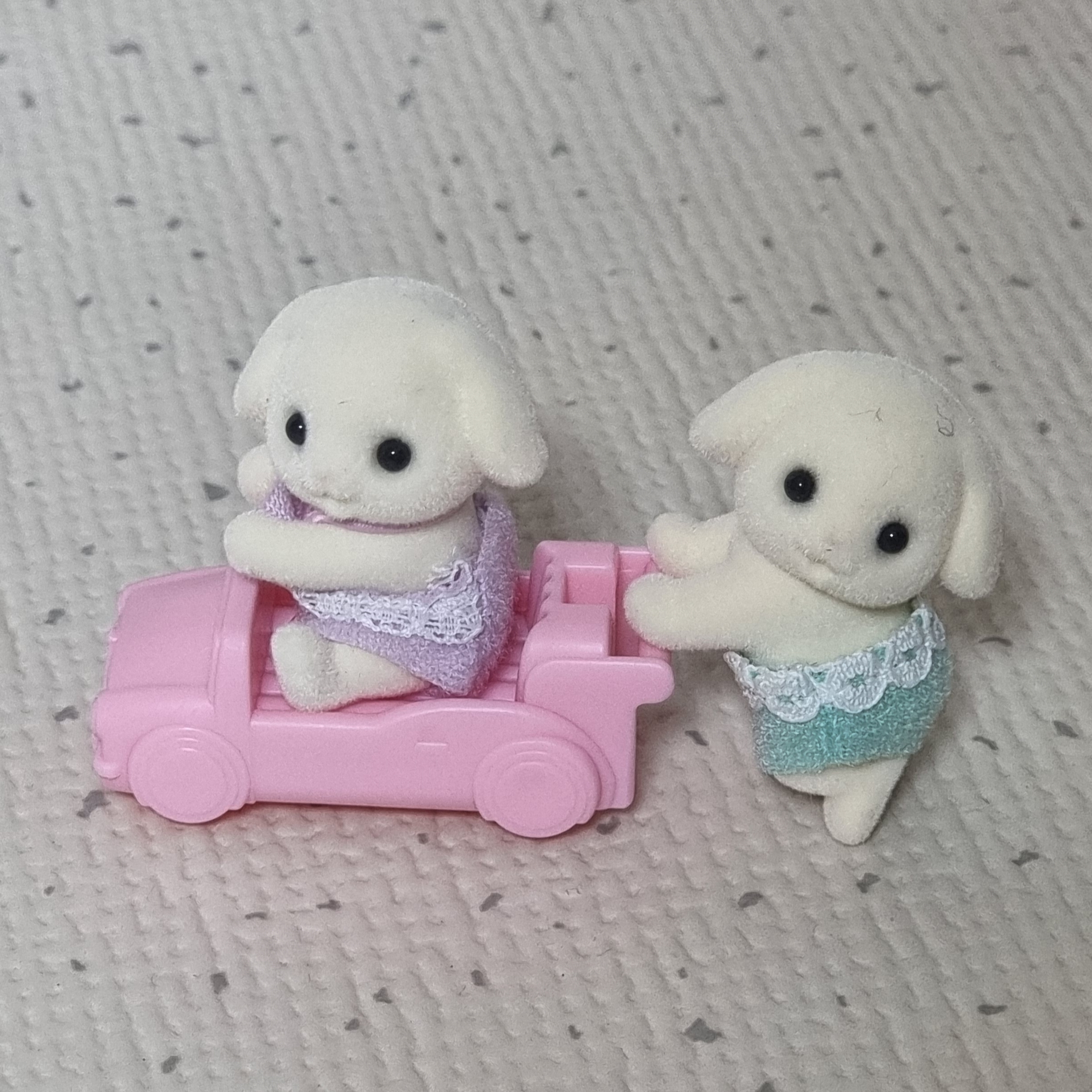 Sylvanian Families Flora Rabbit Twins 착용 스타일