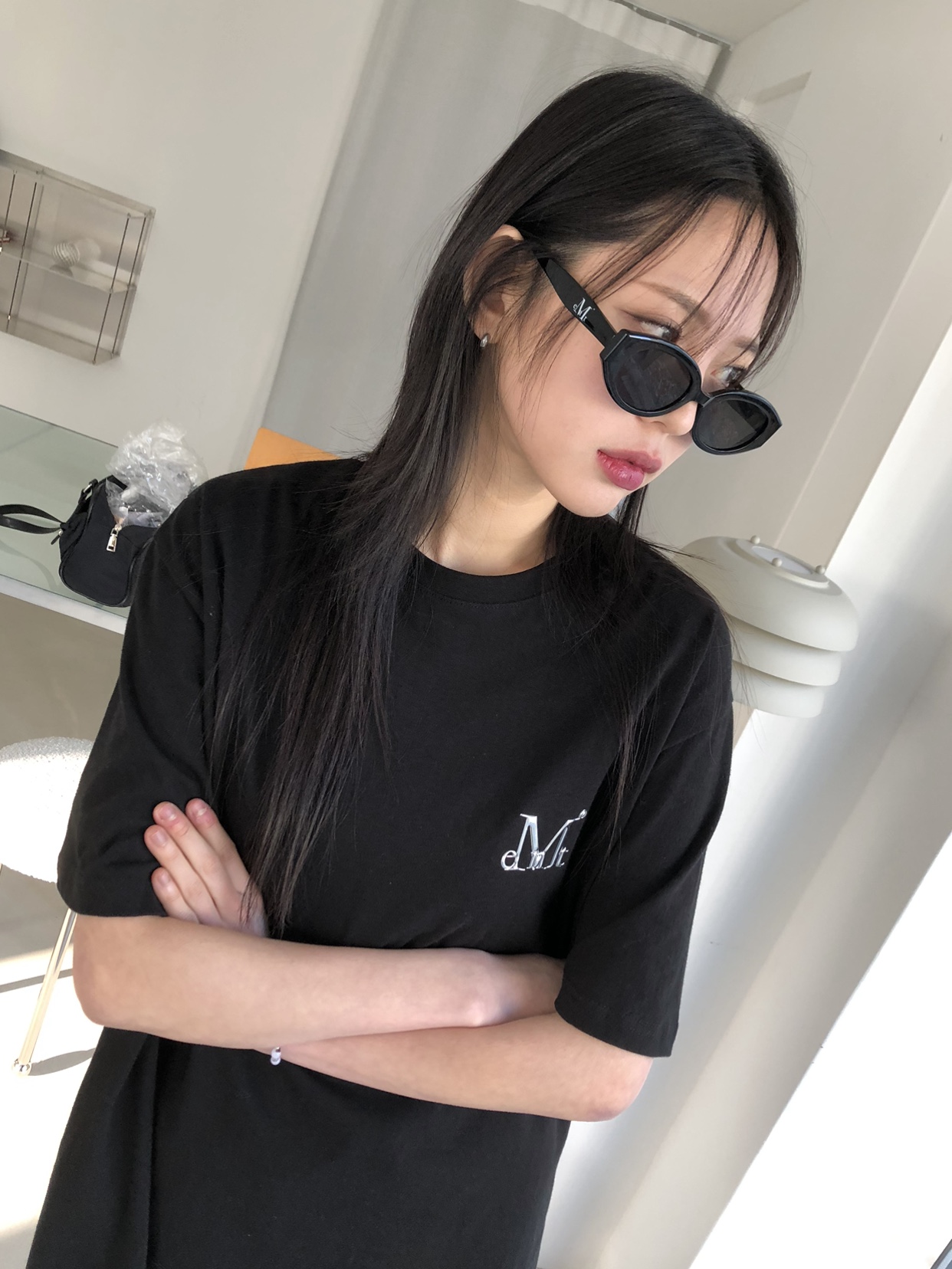MUCENT Kurt Metal Logo Signature Half T Black, MUCNET Signature Logo Point Glasses A Type Black 착용 스타일 - 1