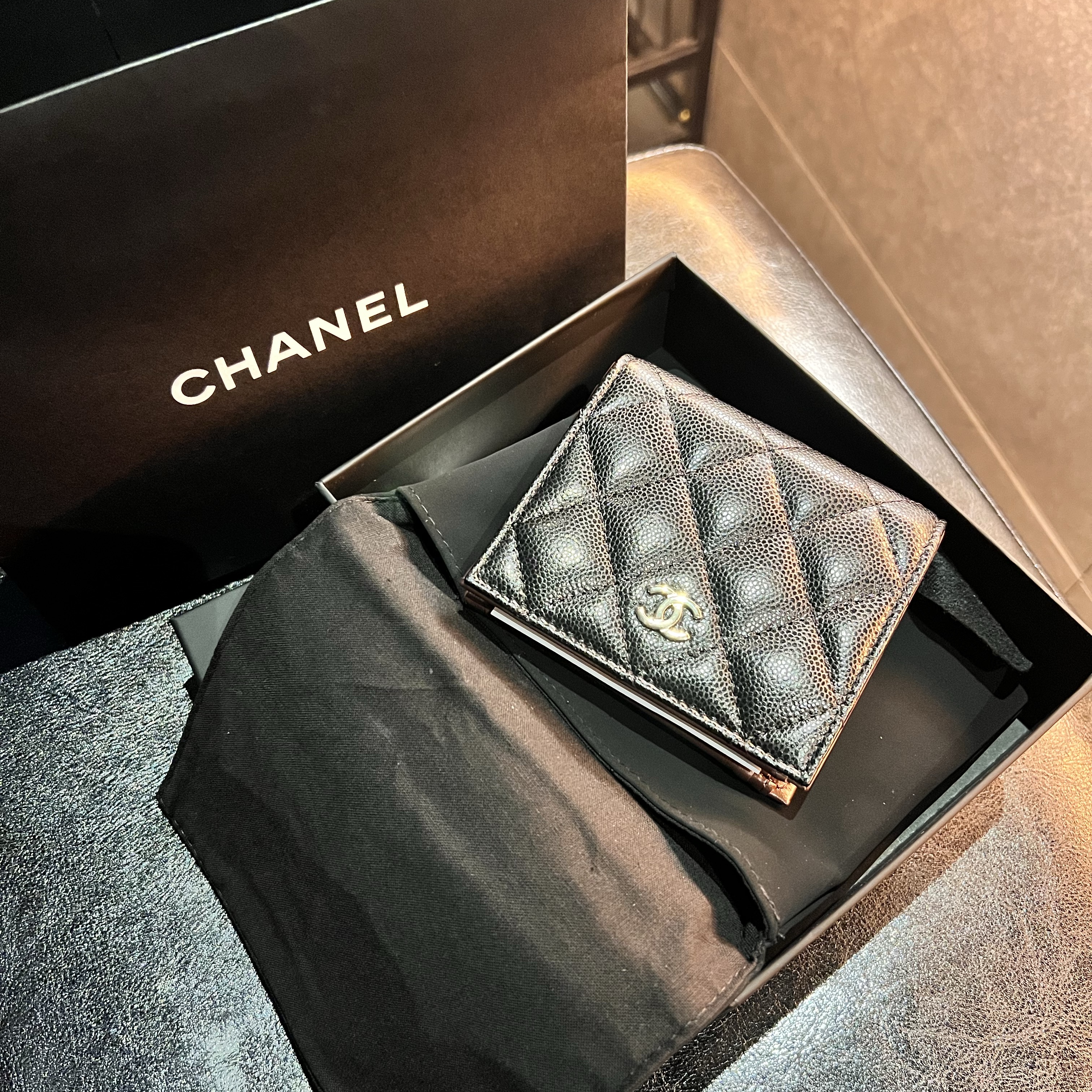 Chanel Small Flap Wallet Grained Shiny Calfskin & Gold Black 착용 스타일 - 1
