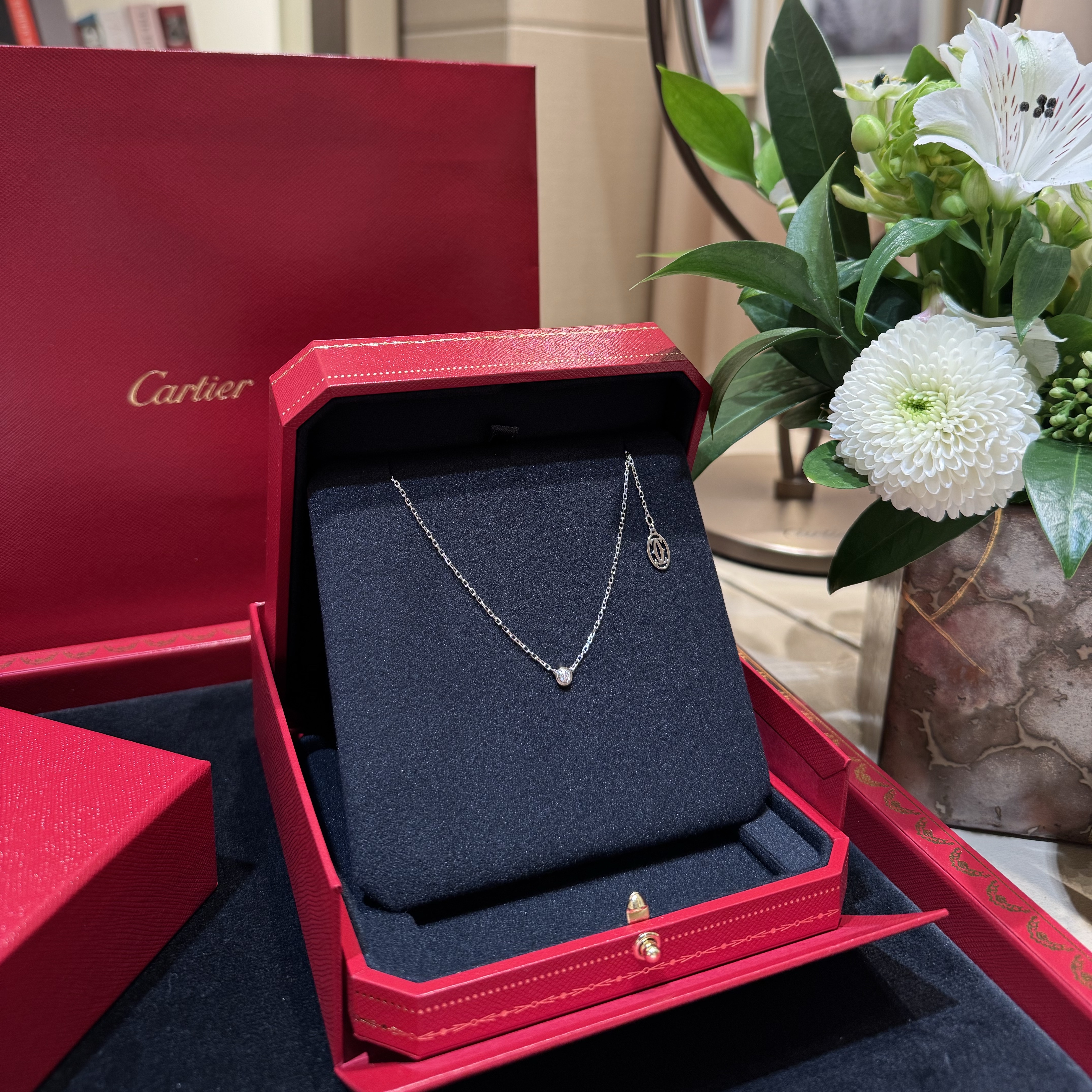 (W) Cartier D'Amour Necklace Small White Gold Diamond 착용 스타일 - 2