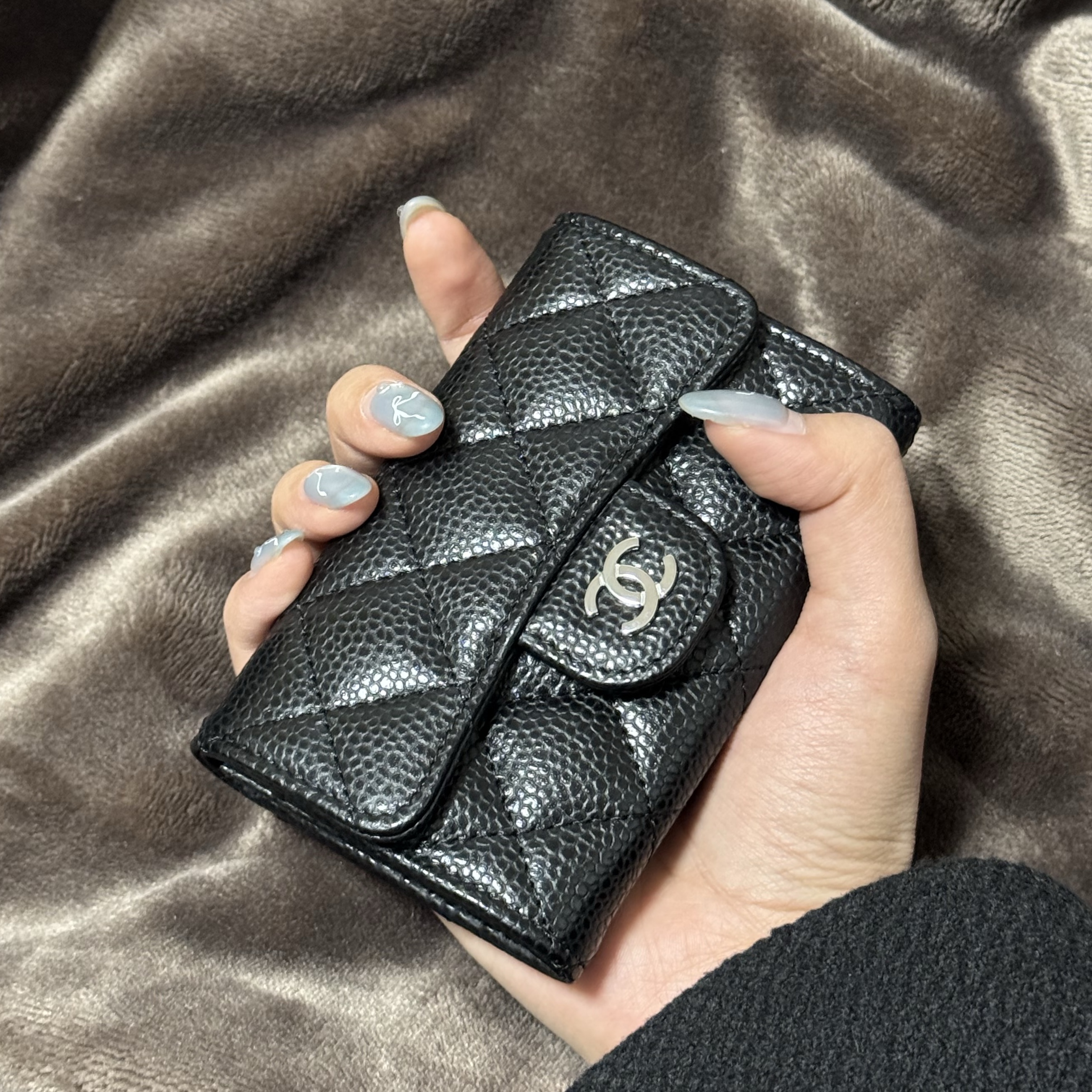 Chanel Classic Card Holder Grained Calfskin & Silver Black 착용 스타일 - 2