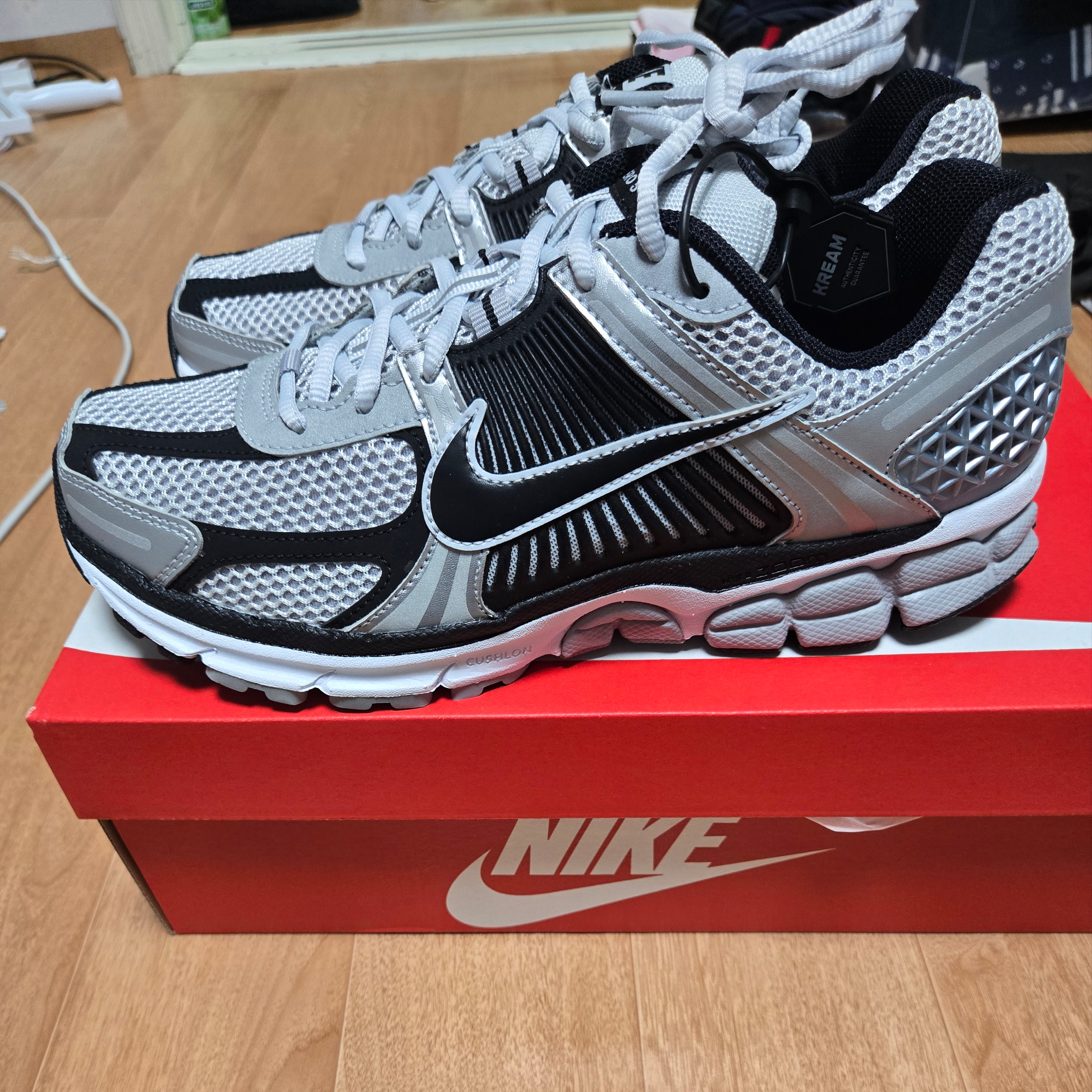 Nike Zoom Vomero 5 Metallic Silver Black 착용 스타일 - 4