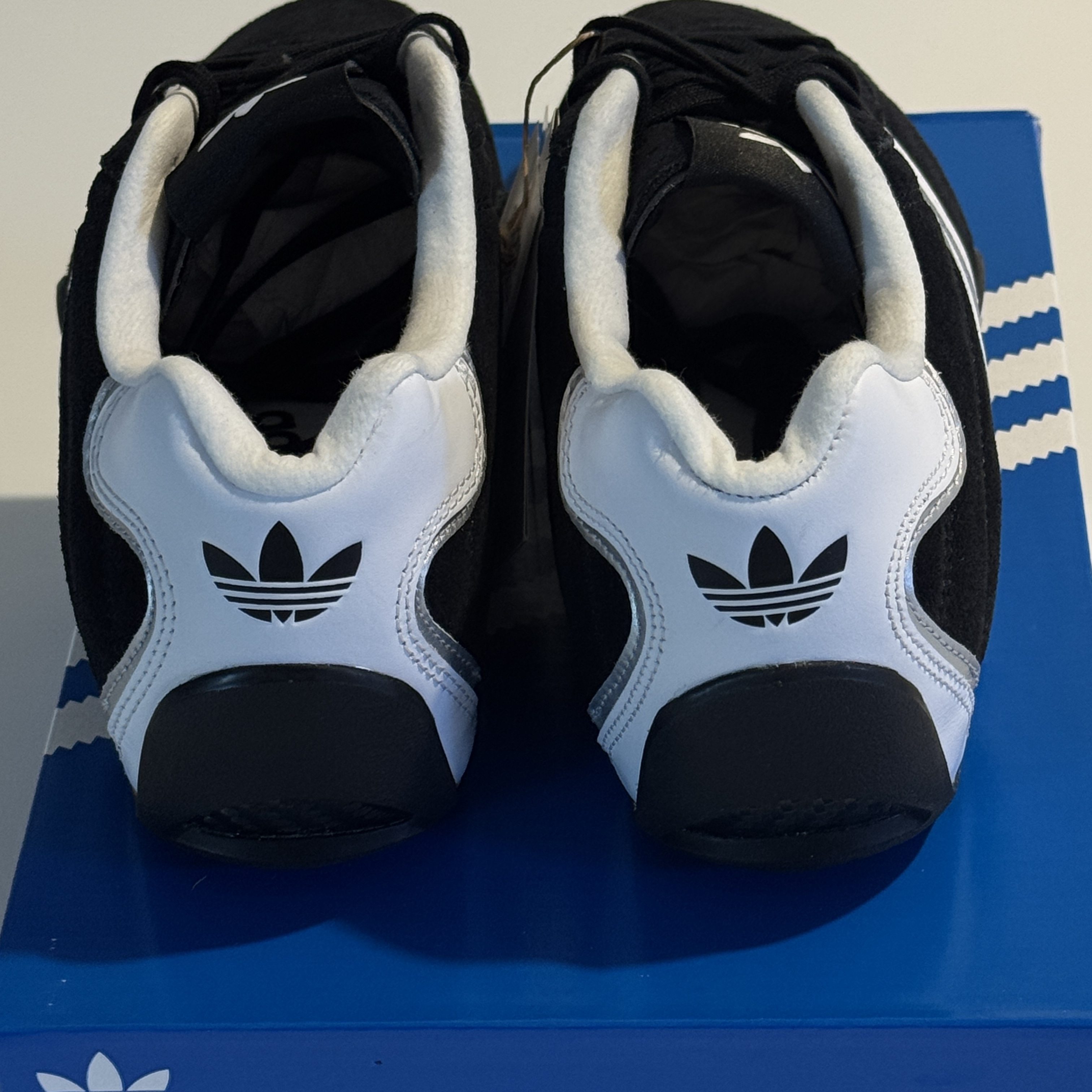 Adidas Originals Adiracer Lo Core Black Cloud White 착용 스타일 - 2