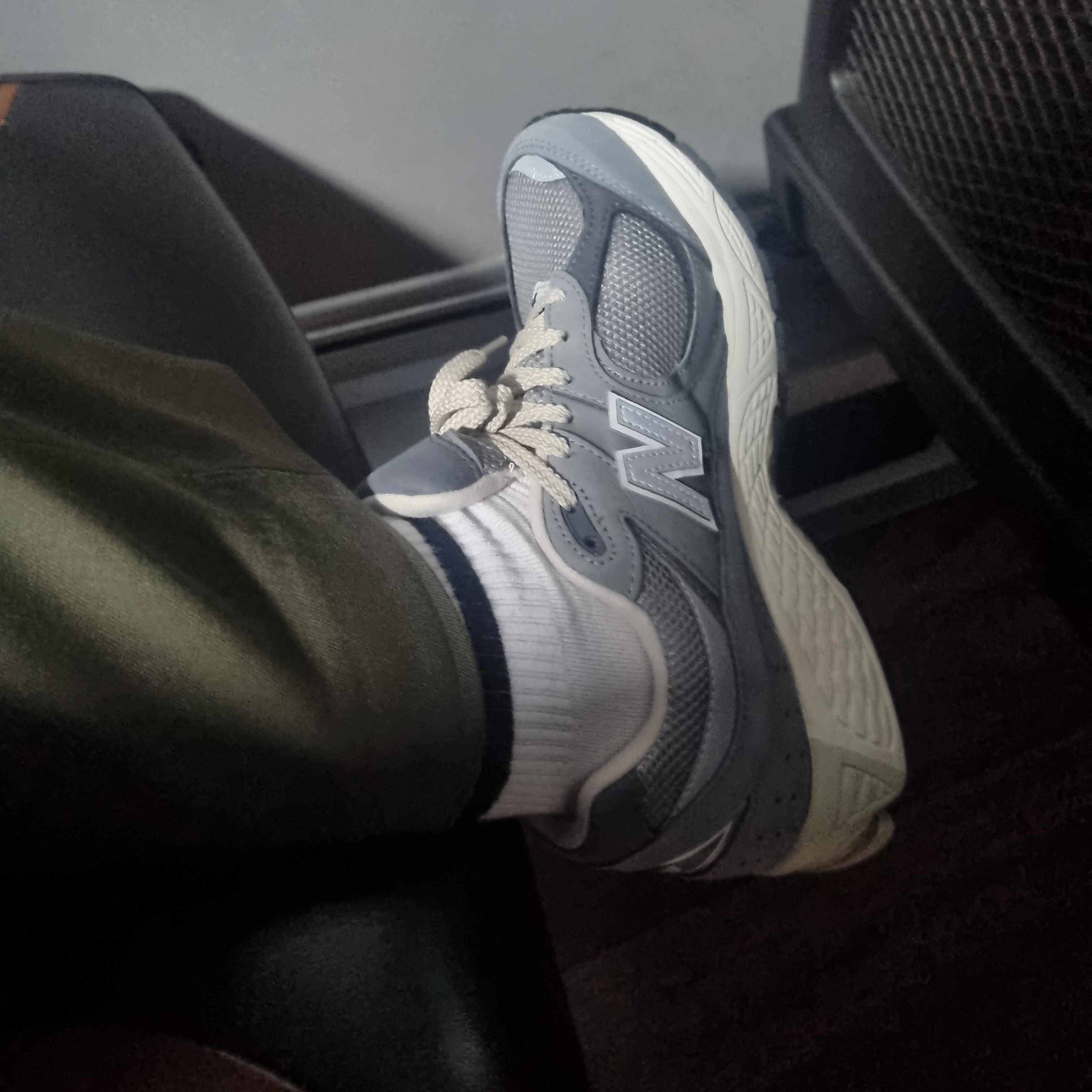New Balance 2002R Premium Vintage Grey 착용 스타일
