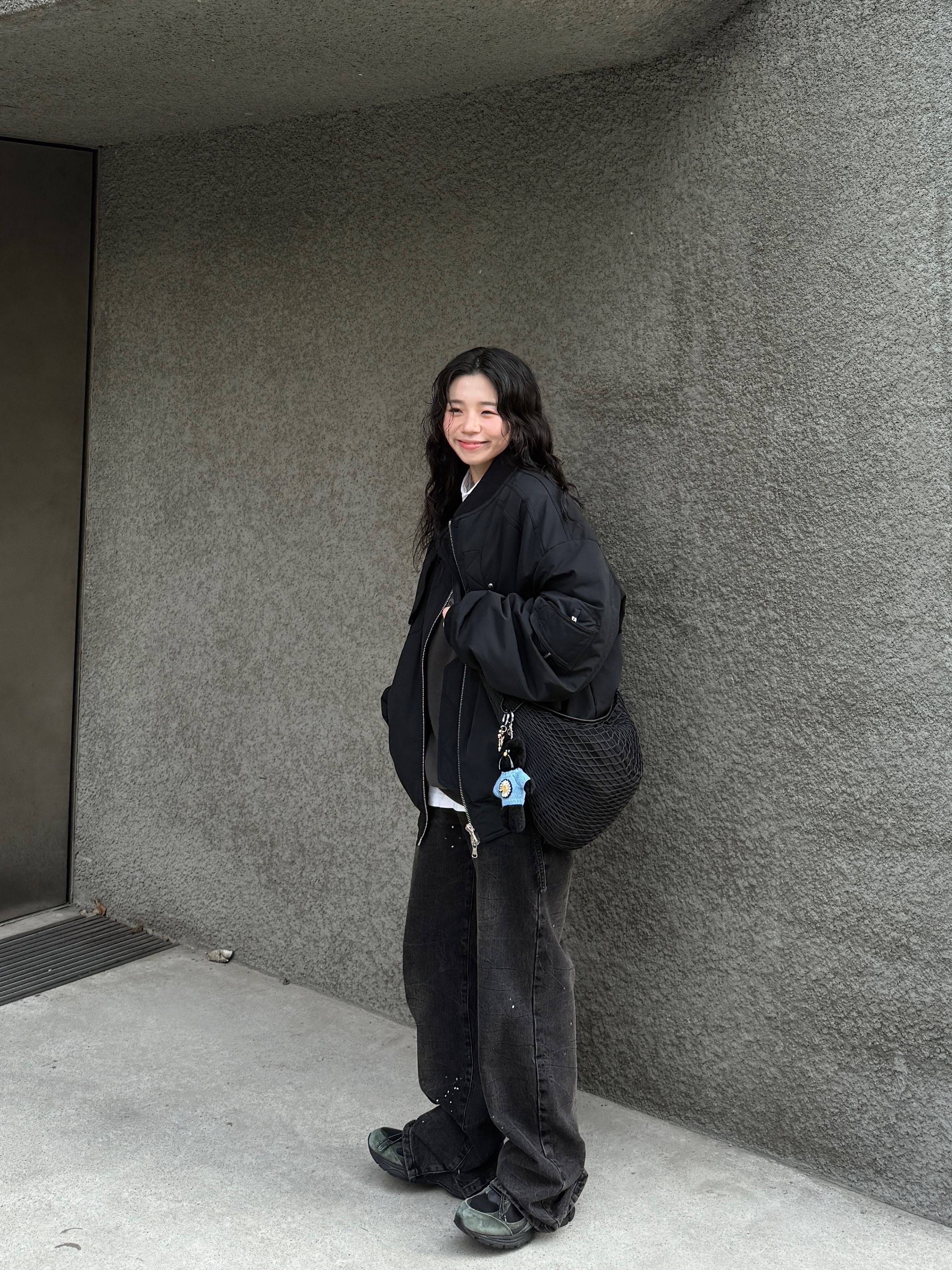 Lemaire Croissant Filt Bag Polyester Net Black, New Balance x JJJJound 2002R Gore-Tex Pine 착용 스타일 - 1