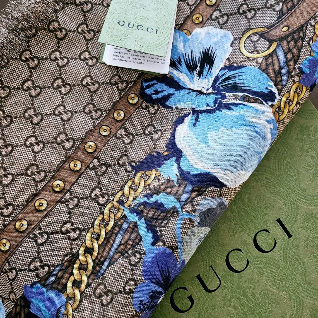 (W) Gucci Flower Wool Scarf Blue 착용 스타일 - 3