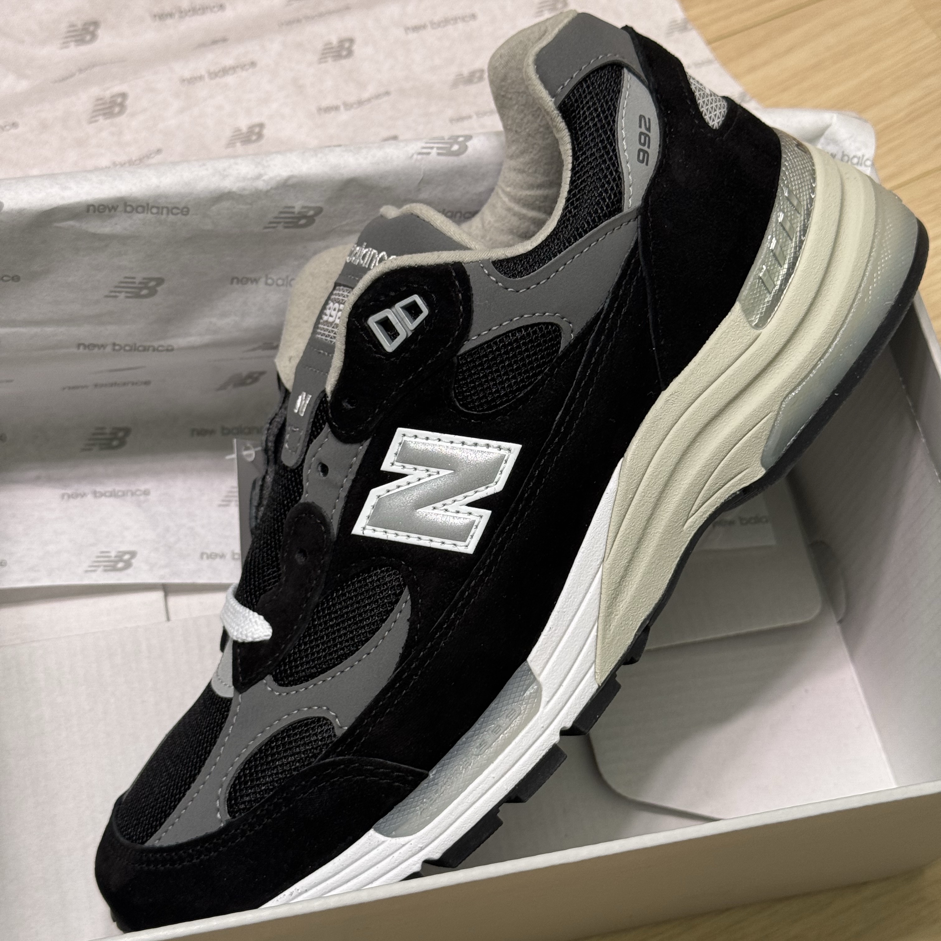 New Balance 992 Made in USA Core Black Grey 착용 스타일 - 1