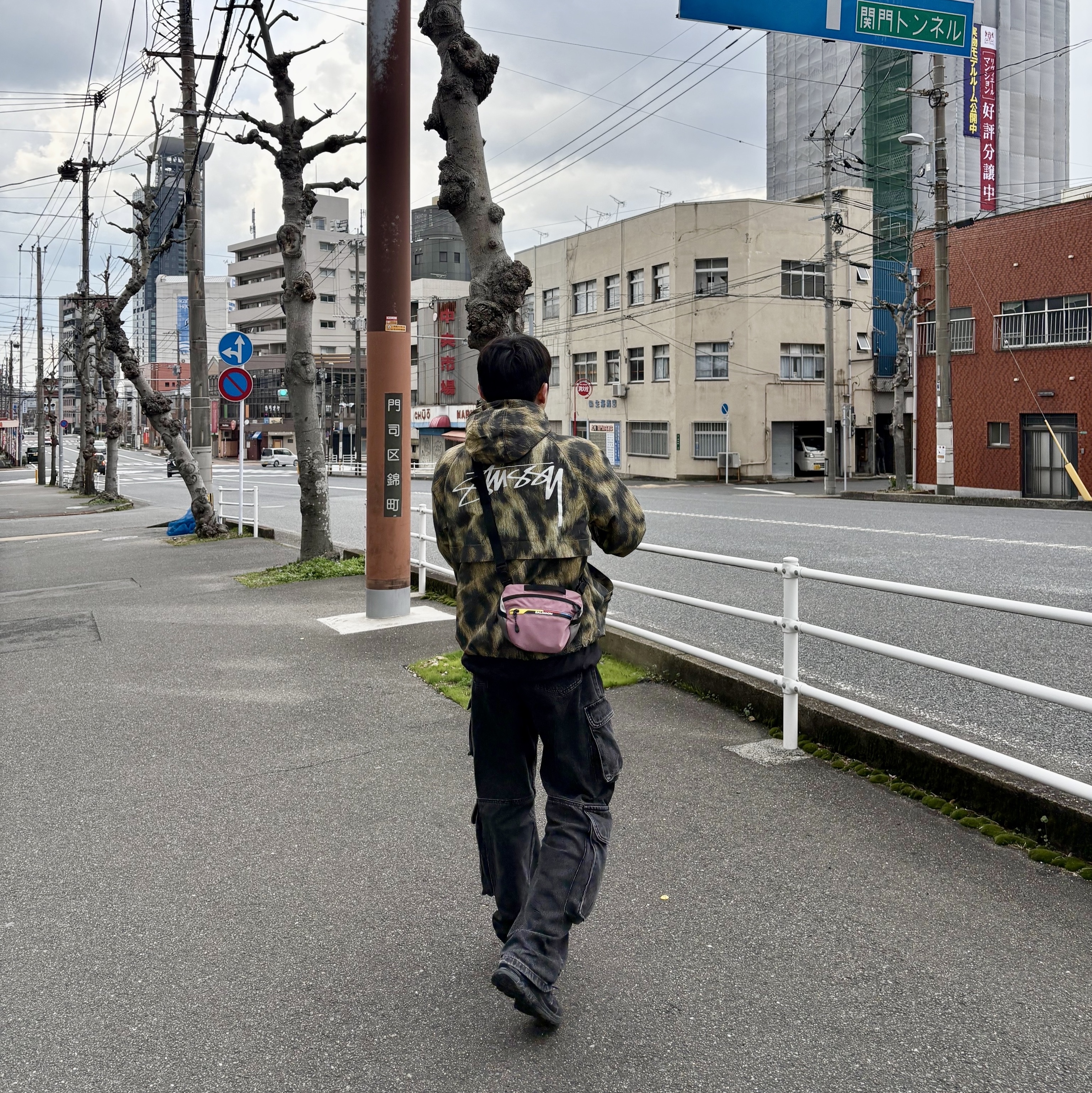 Stussy Fur Print Beach Shell Jacket Brown, Salomon Mont Mini Crossbody Bag Pink 착용 스타일 - 2