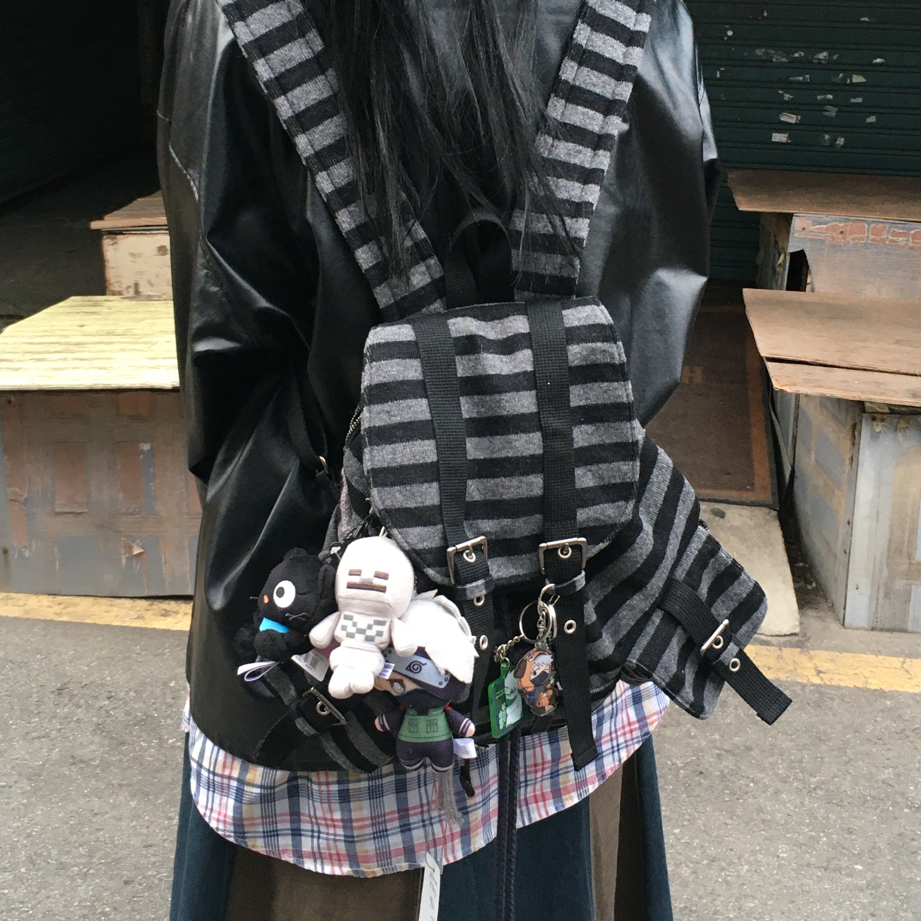 Pahisum Wool Stripe Backpack Black 착용 스타일 - 1